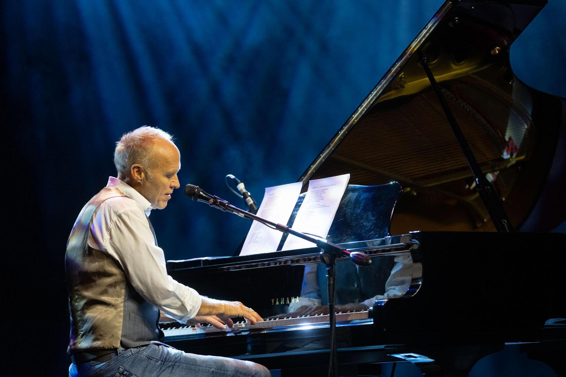 Stef Bos zit achter de piano