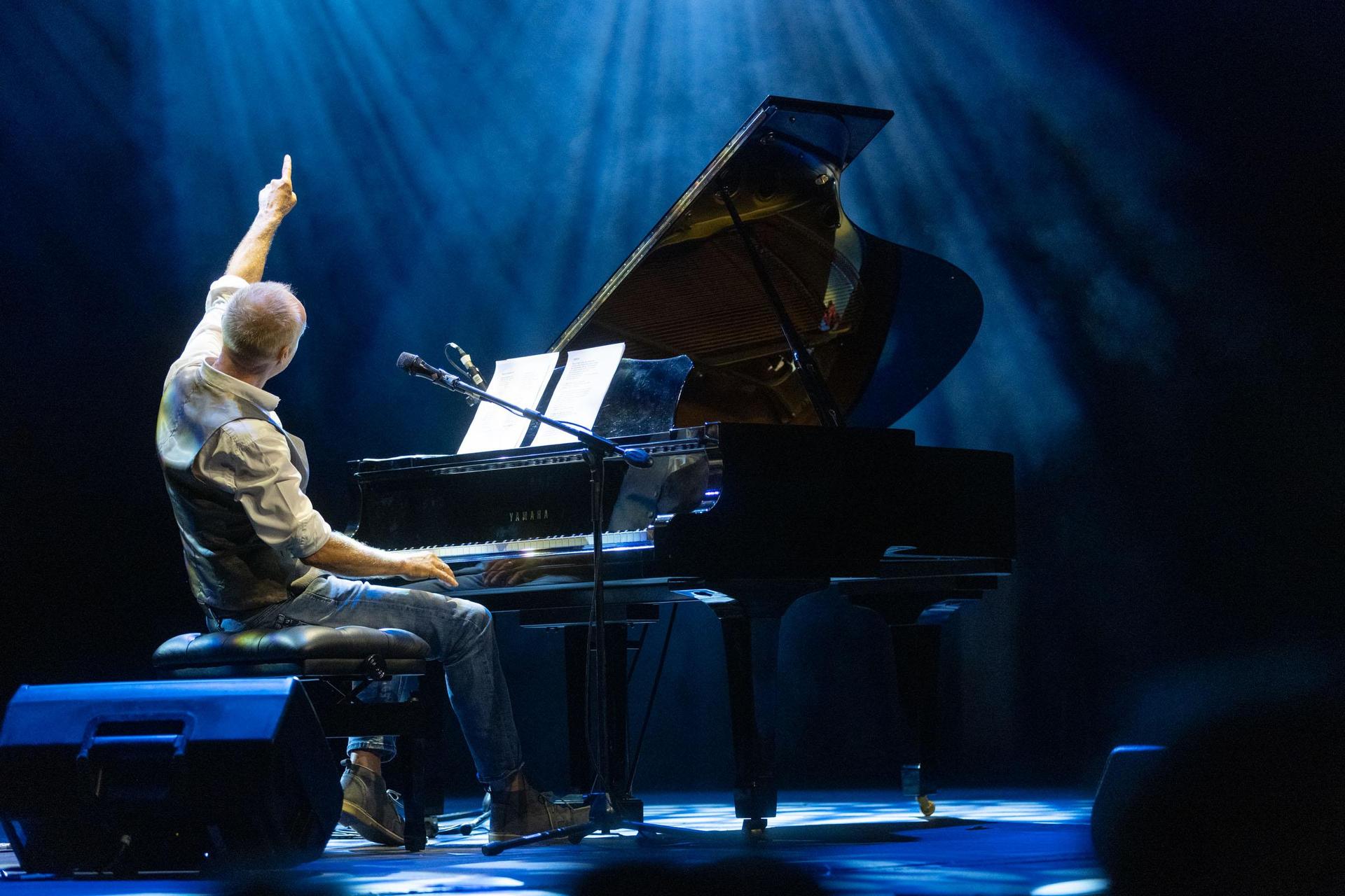 Stef Bos zit achter de piano