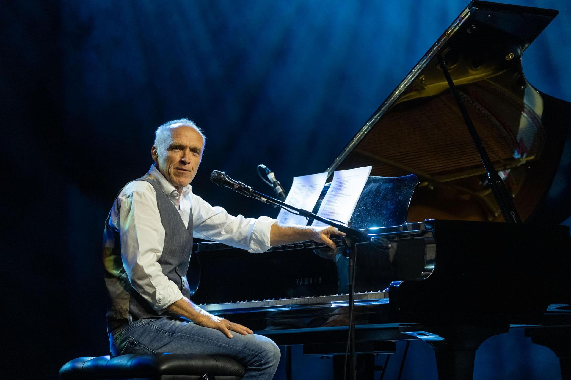 Stef Bos zit achter de piano