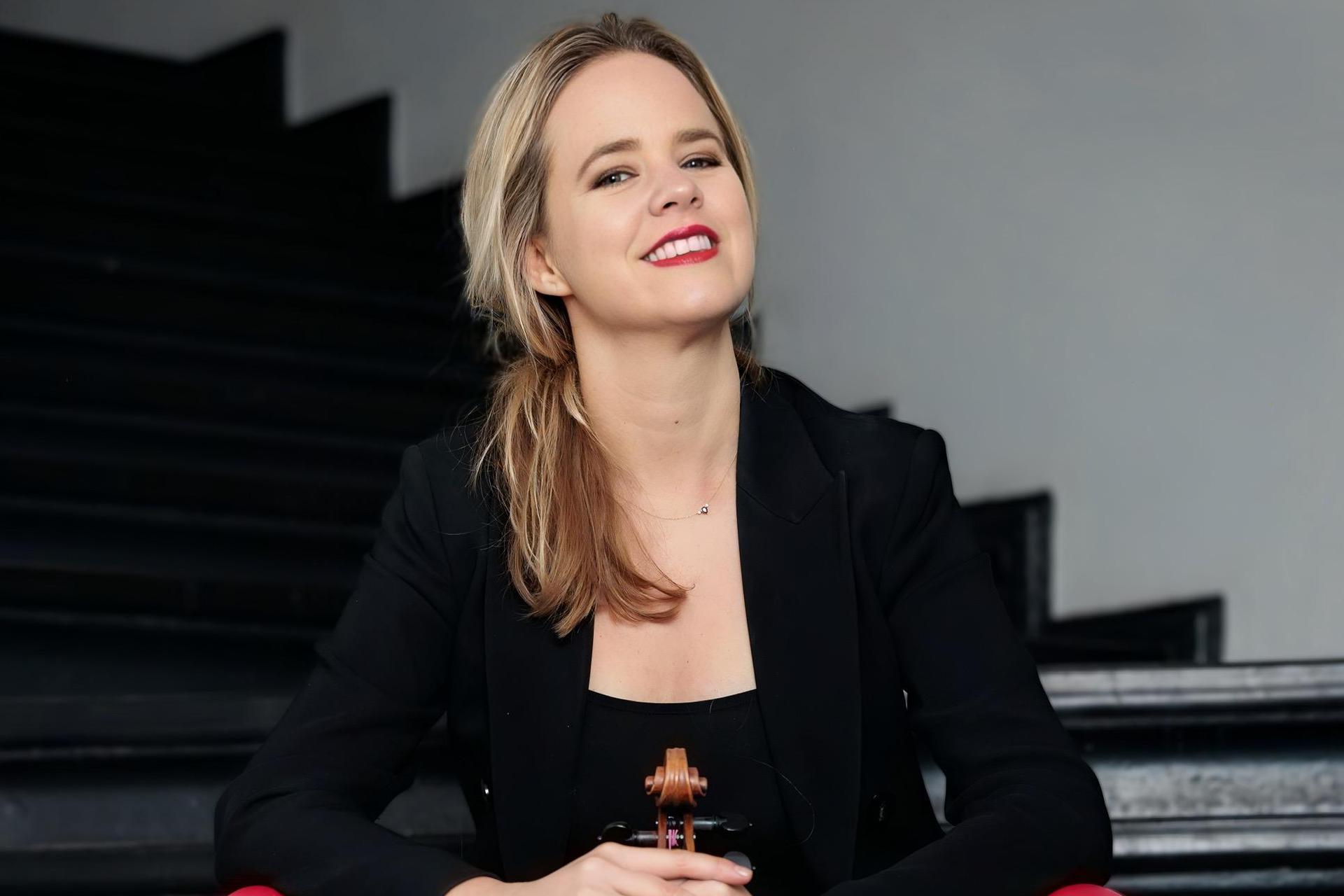 Lisa jacobs poseert met haar viool