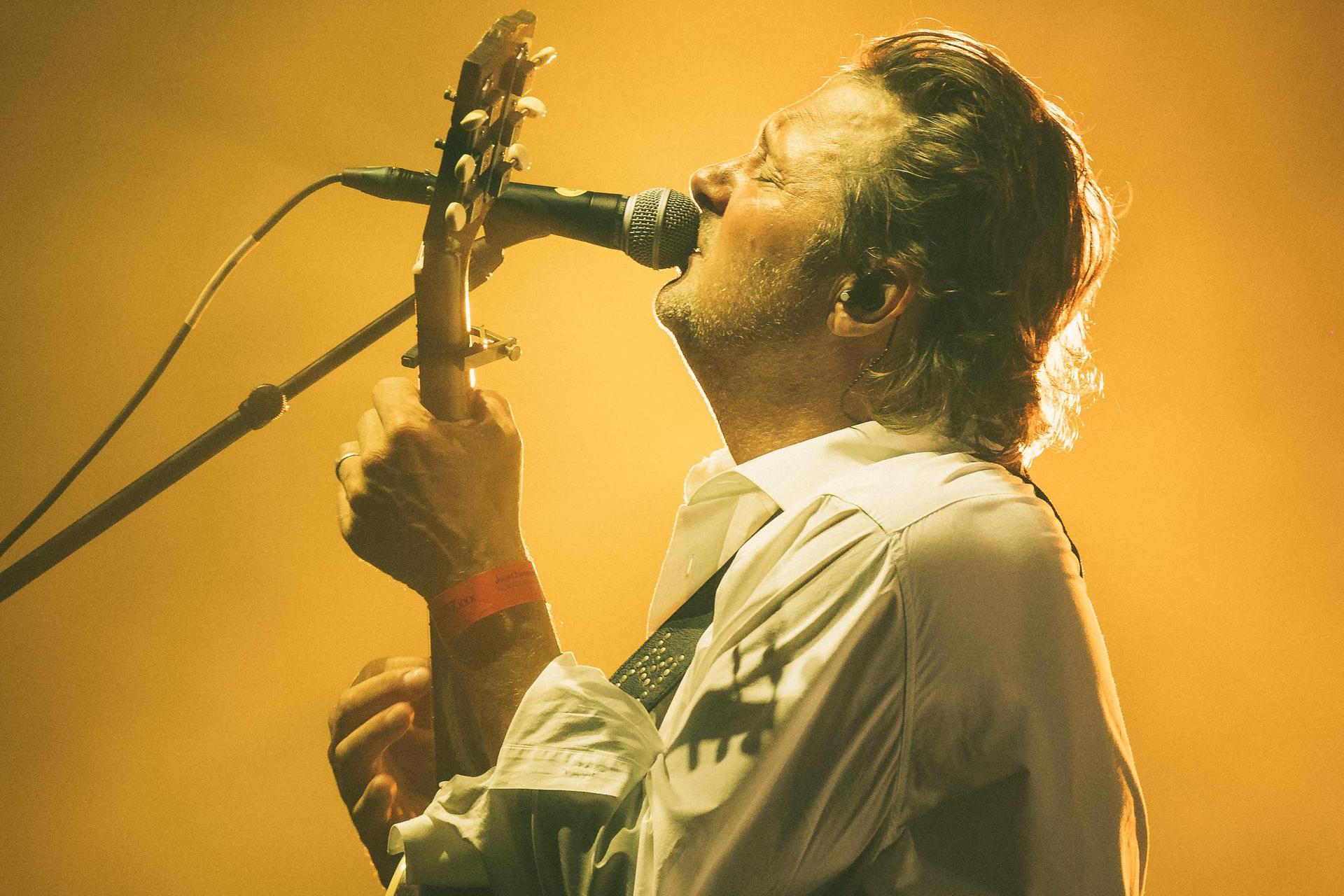 Novastar poseert met zijn gitaar terwijl hij aan het zingen is