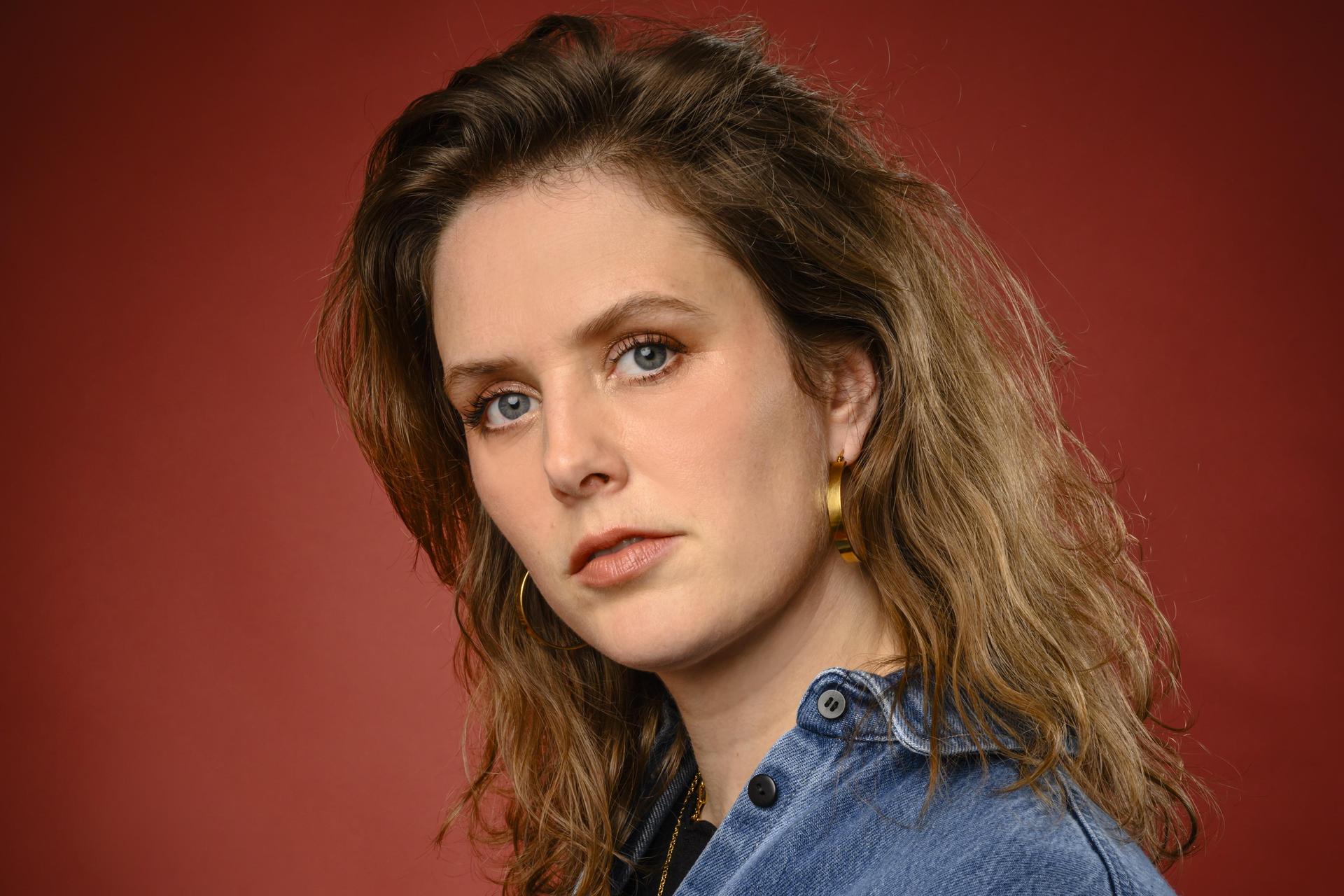 Maaike Ouboter poseert