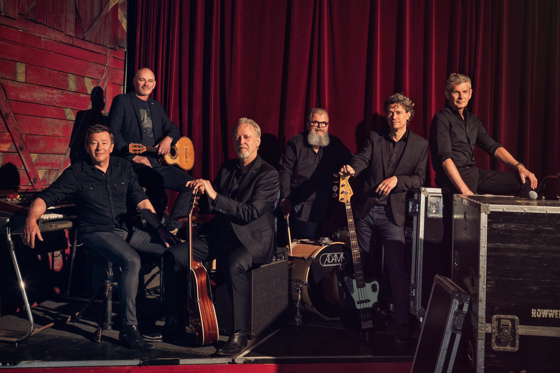 Rowwen Heze poseert met hun instrumenten