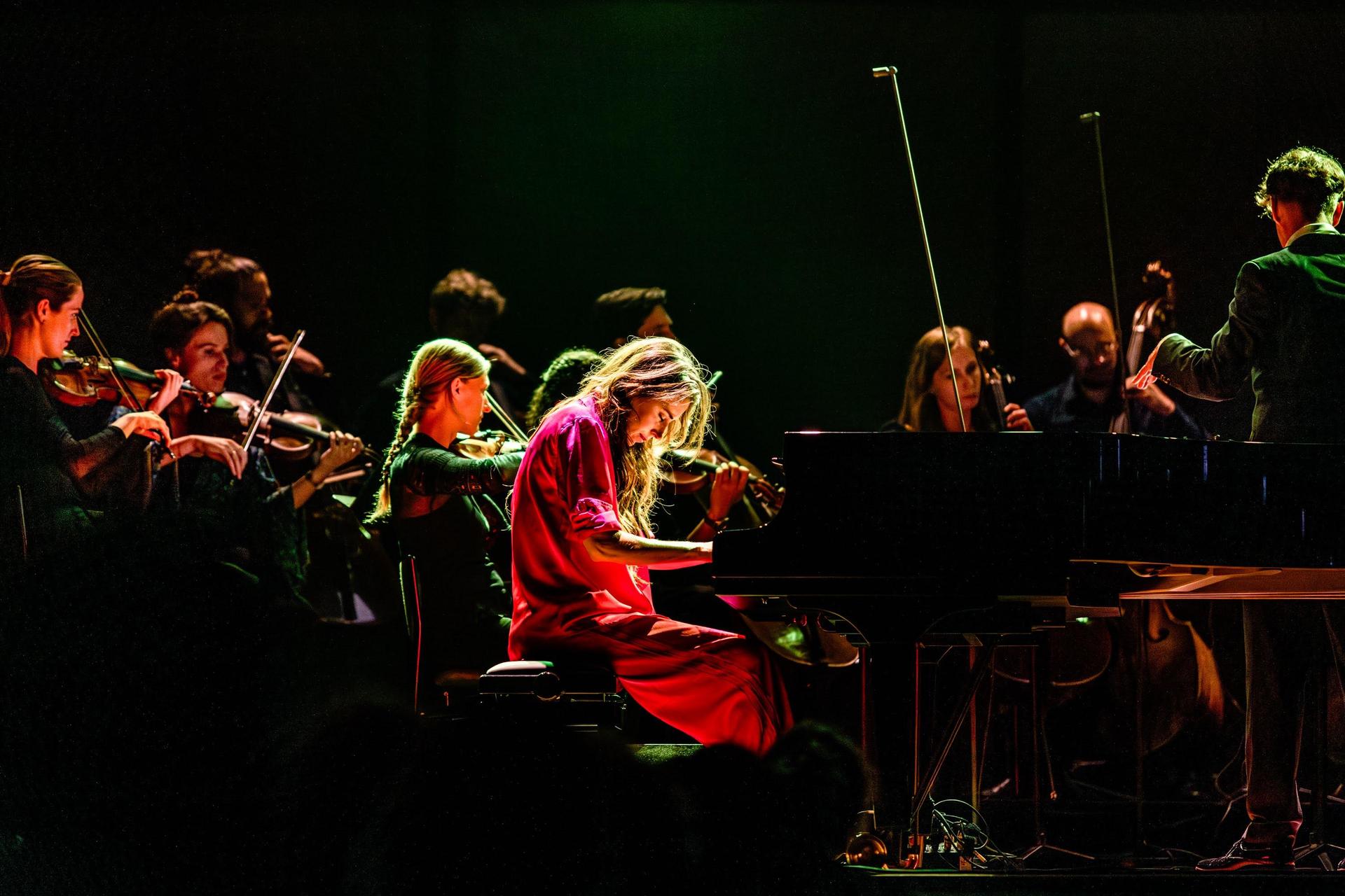 Kamerata Zuid speelt met Iris hond op het podium