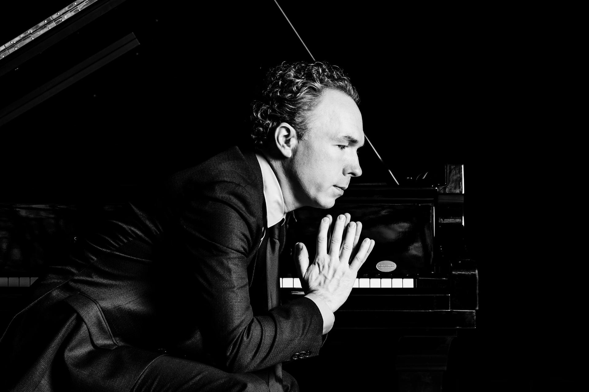 Ralph van Raat poseert achter de piano