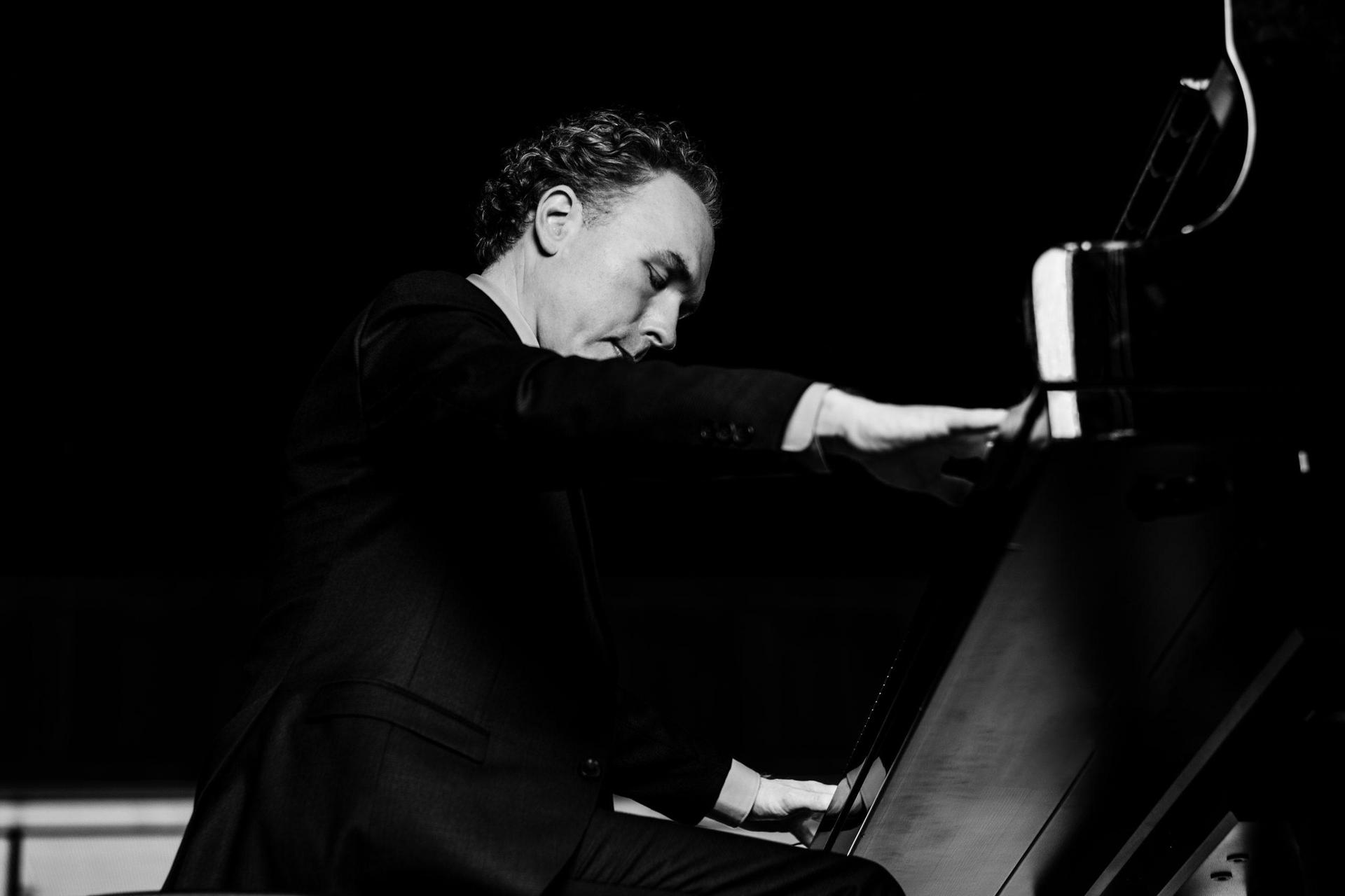 Ralph van Raat poseert achter de piano