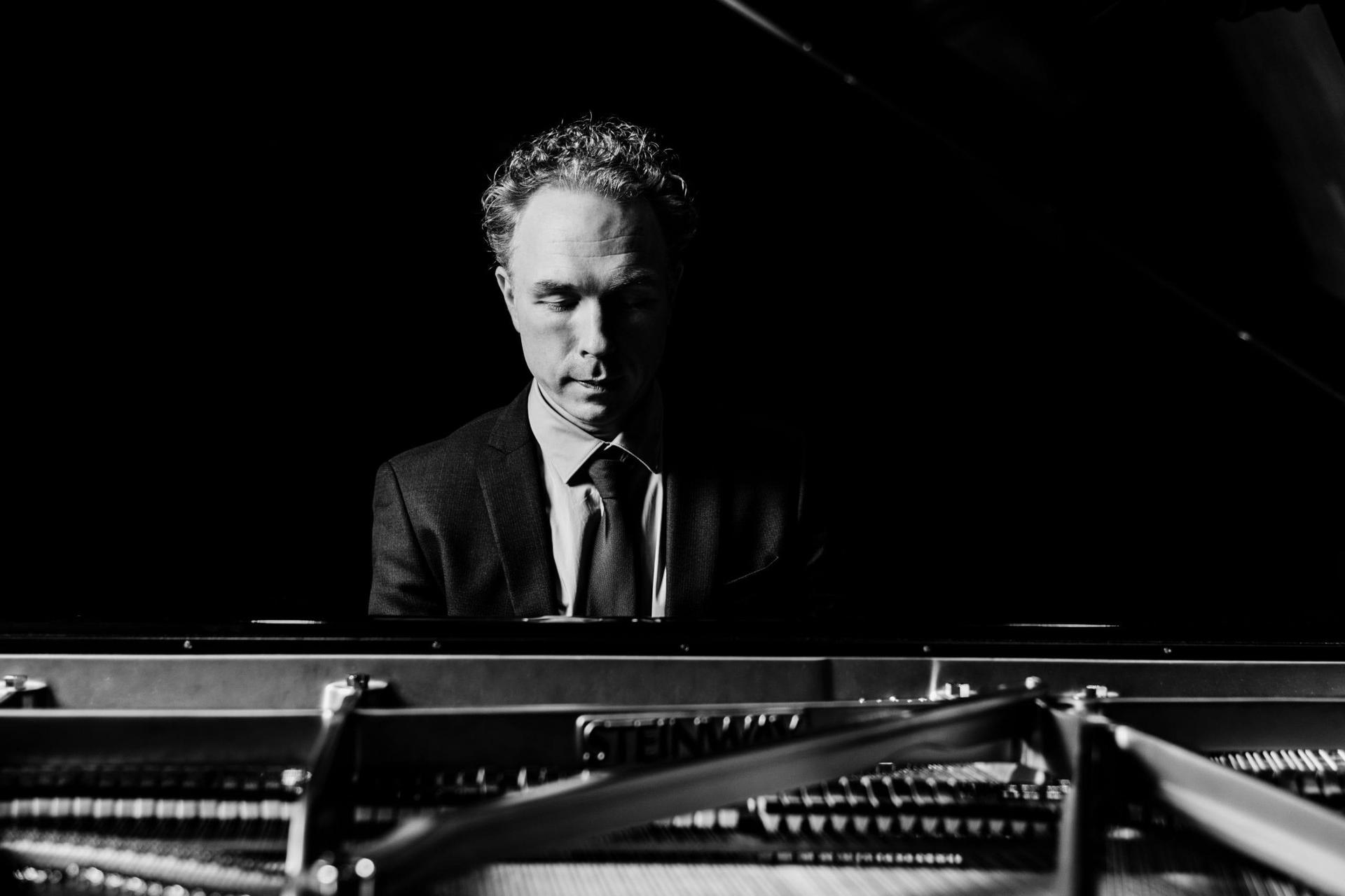 Ralph van Raat poseert achter de piano
