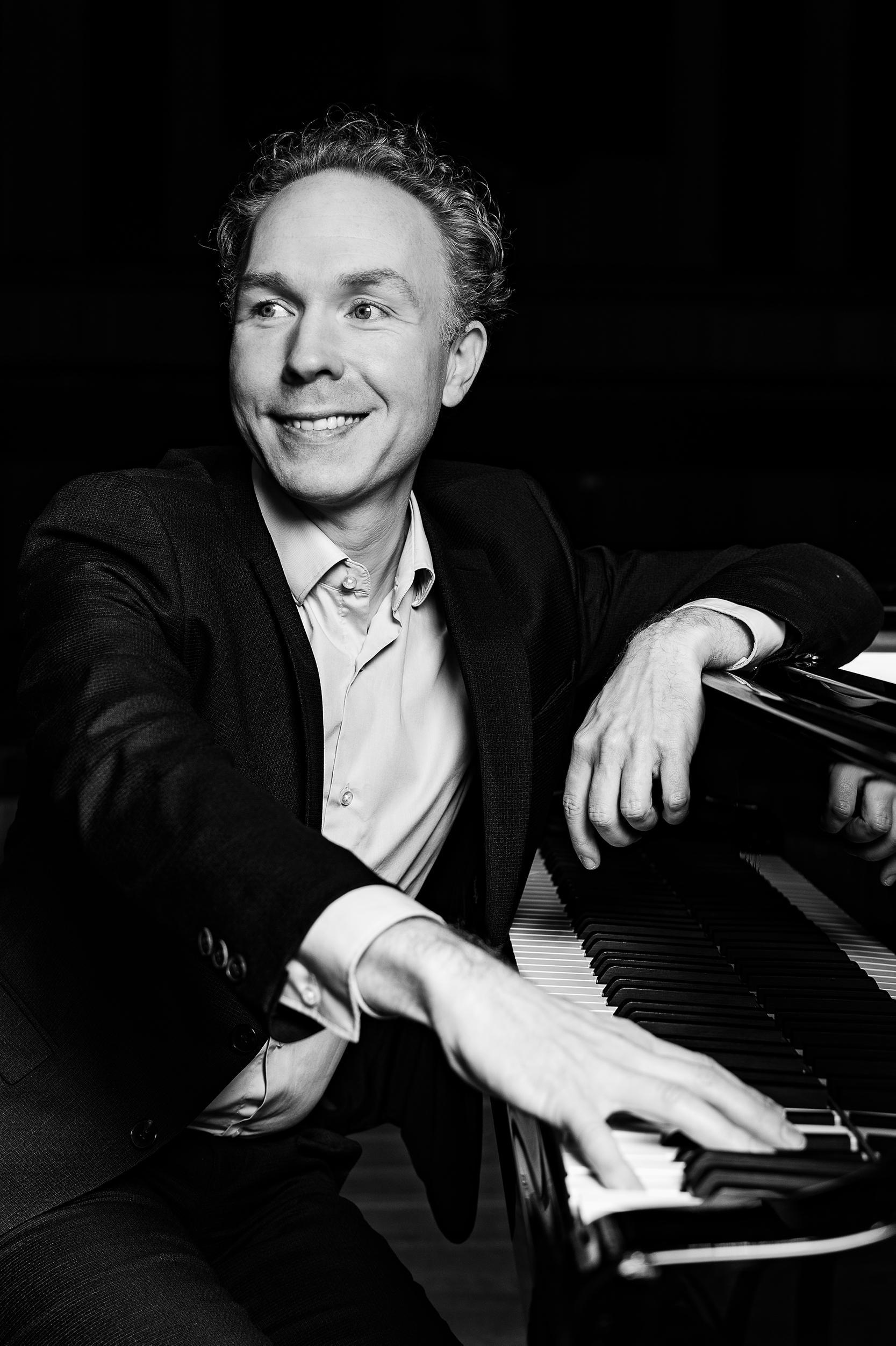 Ralph van Raat poseert achter de piano