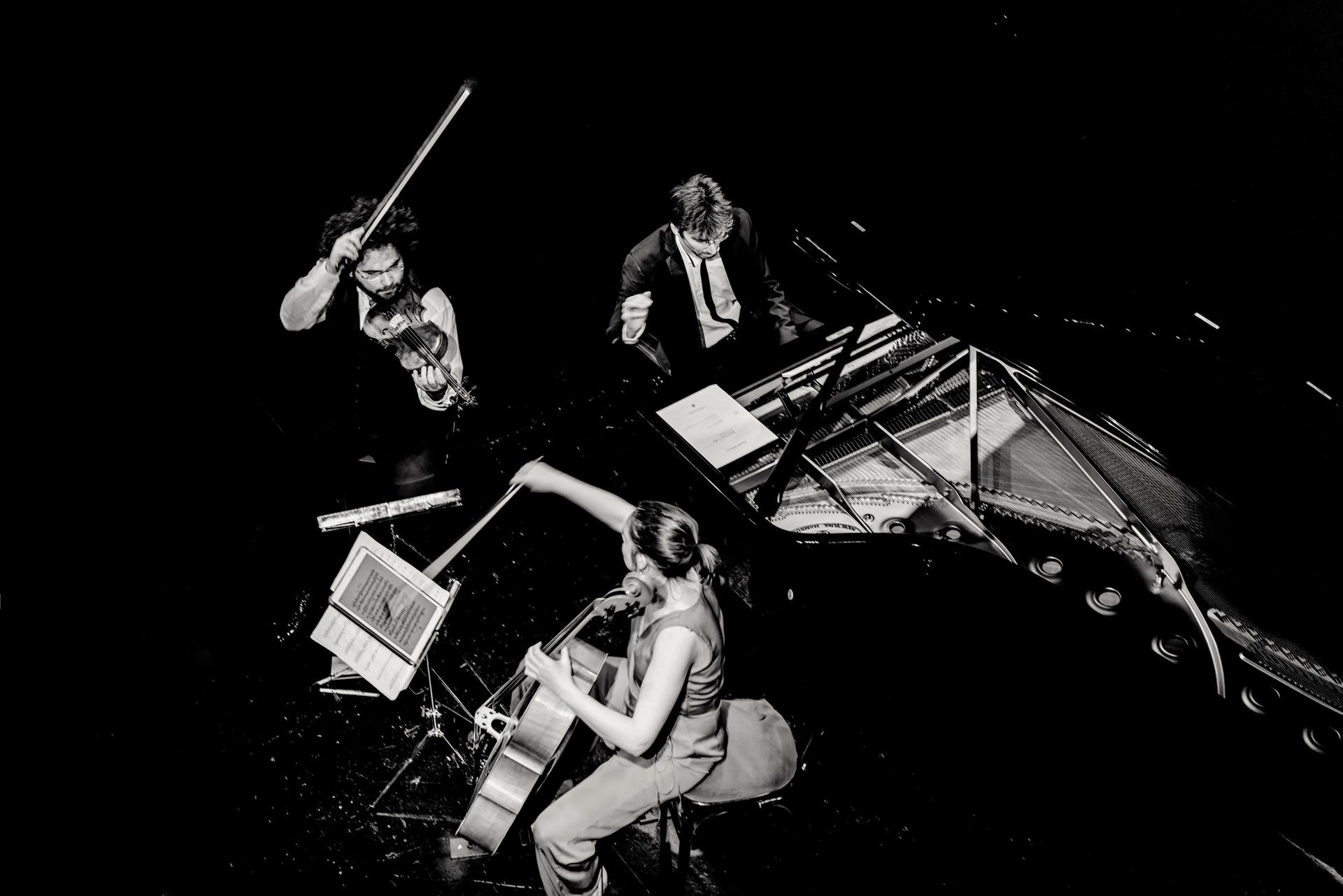Trio Gaspard speelt op het podium