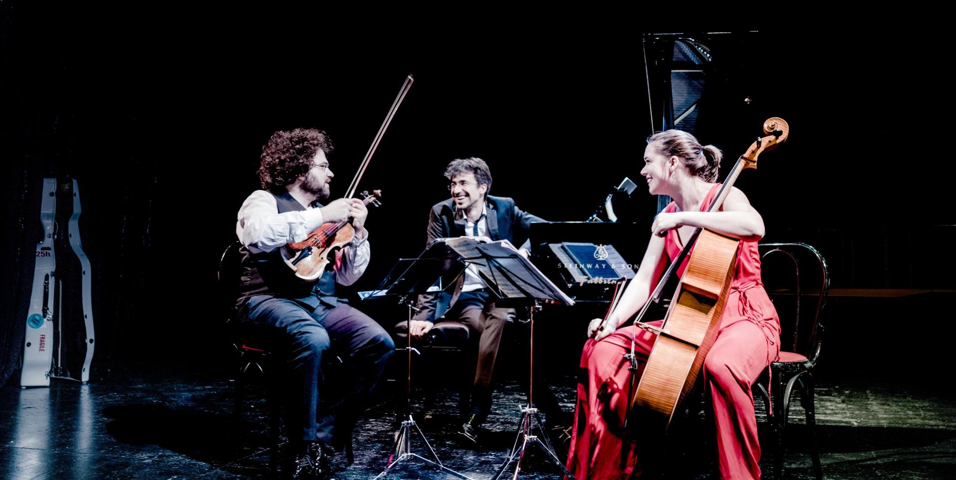 Trio Gaspard speelt op het podium