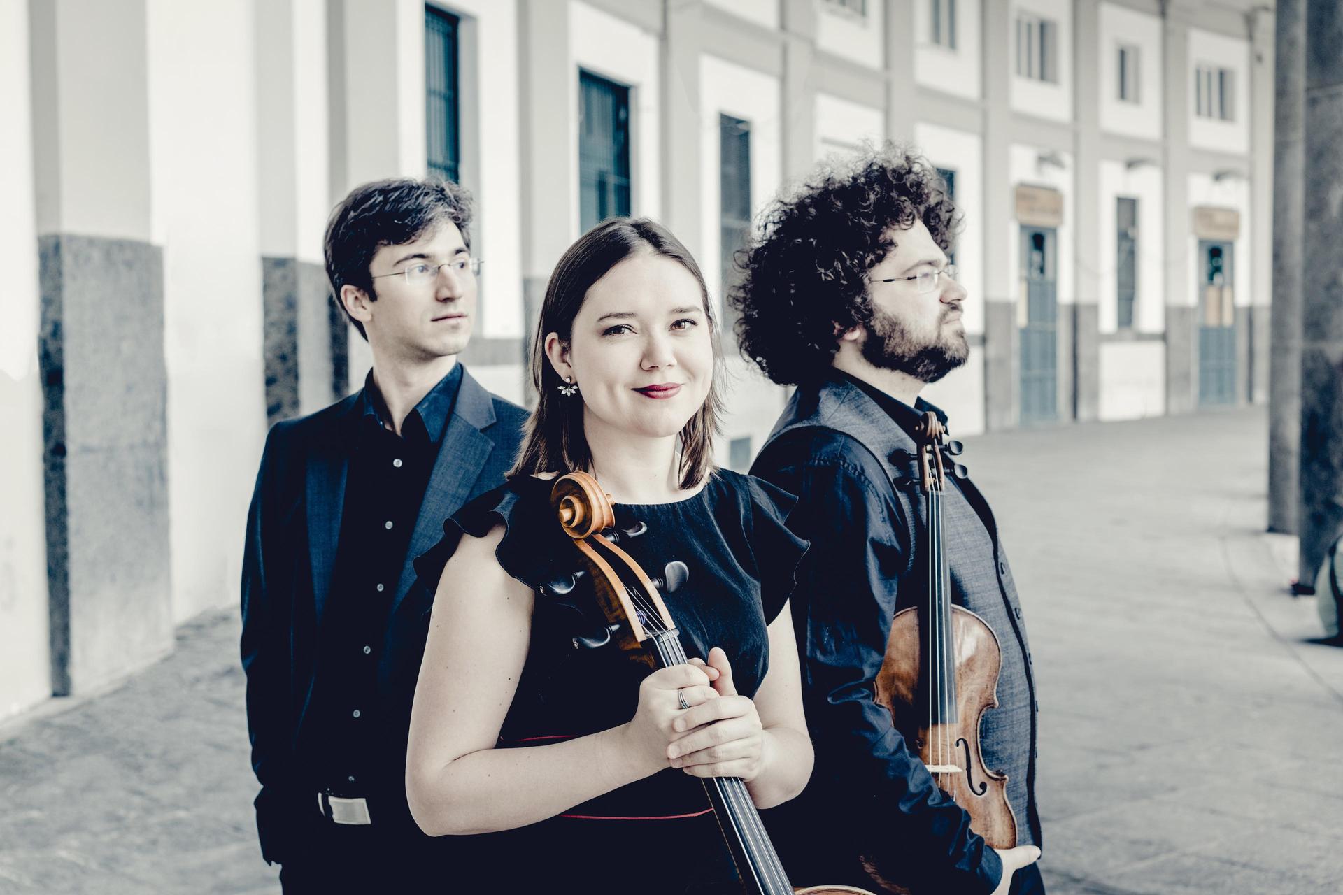 Trio Gaspard speelt op het podium