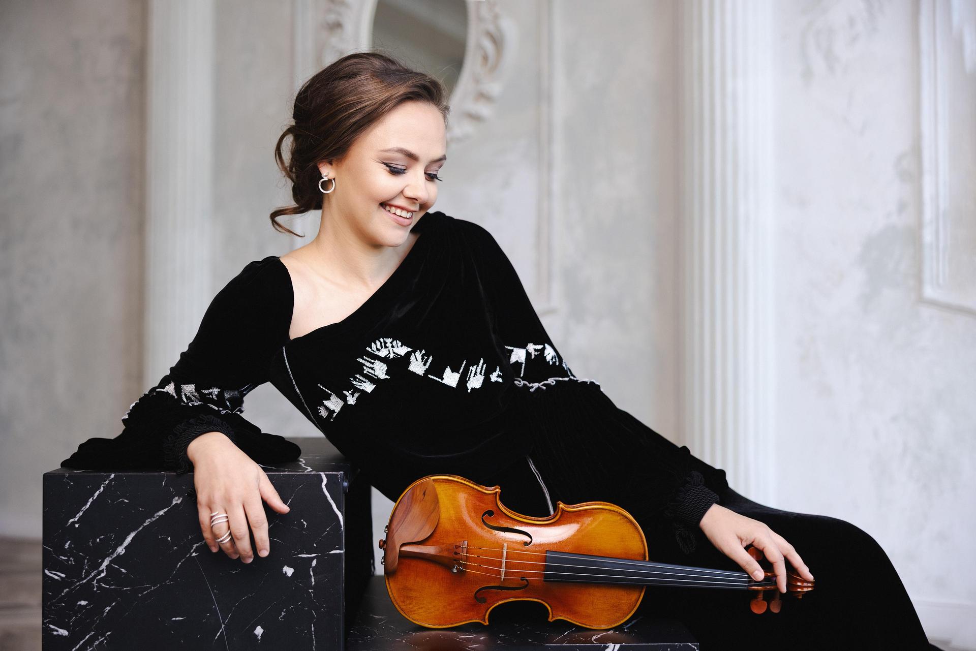 Alexandra Conunova poseert