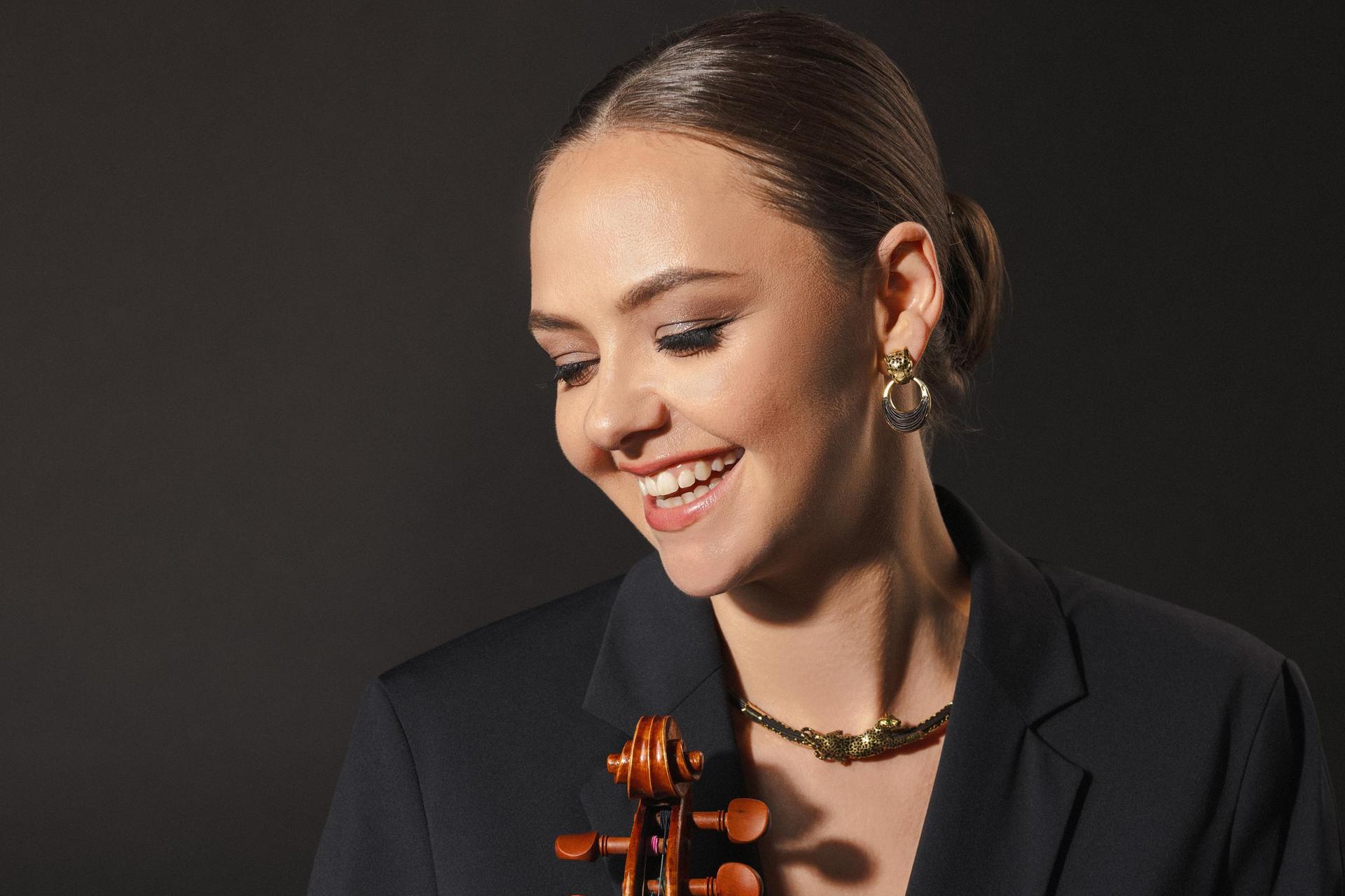 Alexandra Conunova poseert