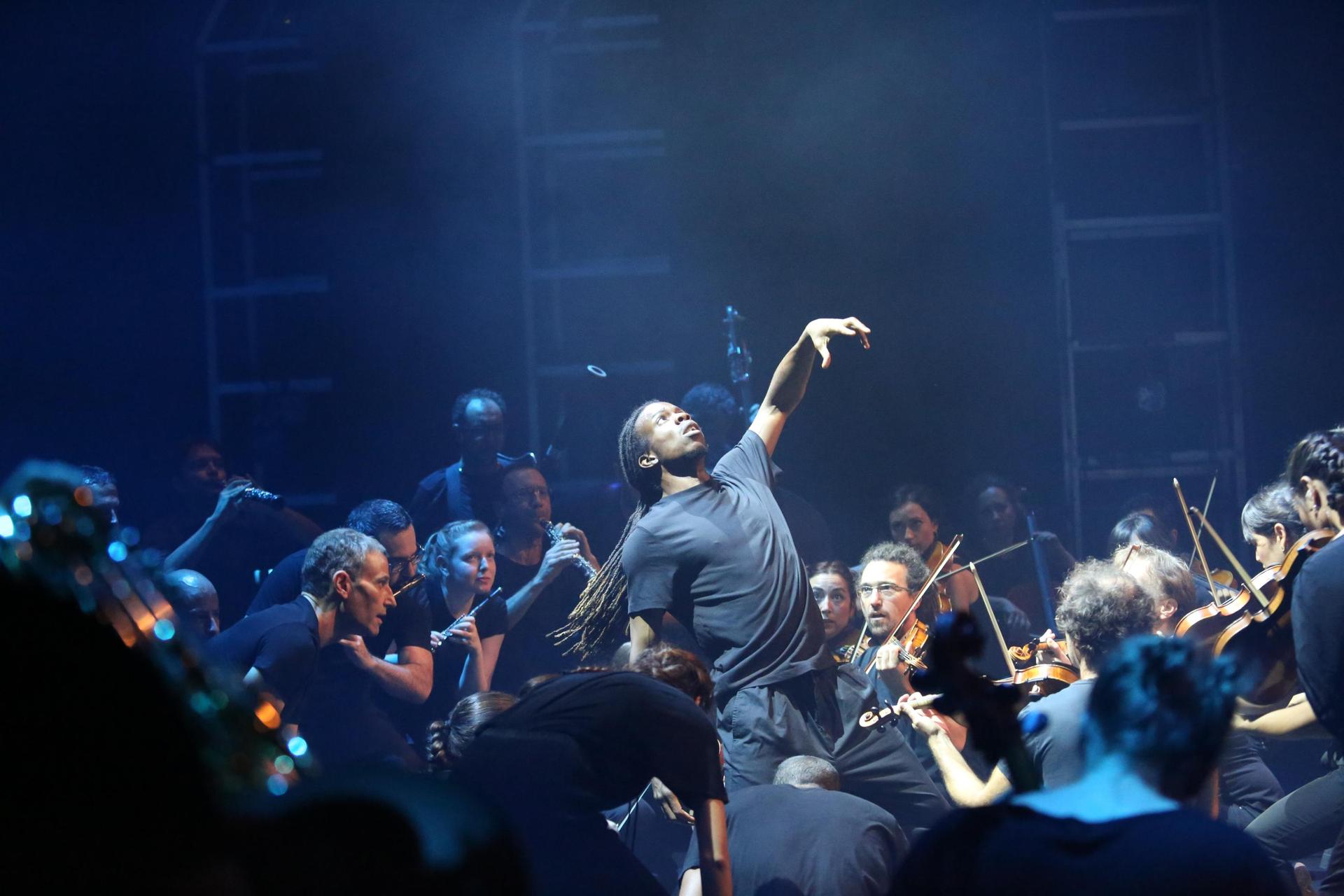 Geneva Camerata danst op het podium