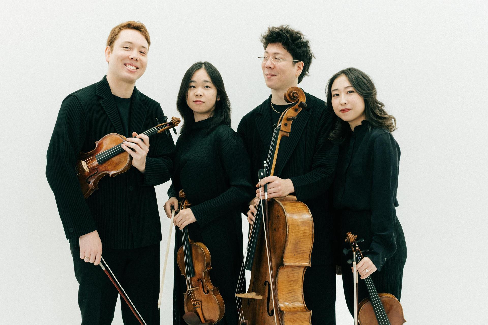 Leonkoro Quartet poseert met hun instrumenten