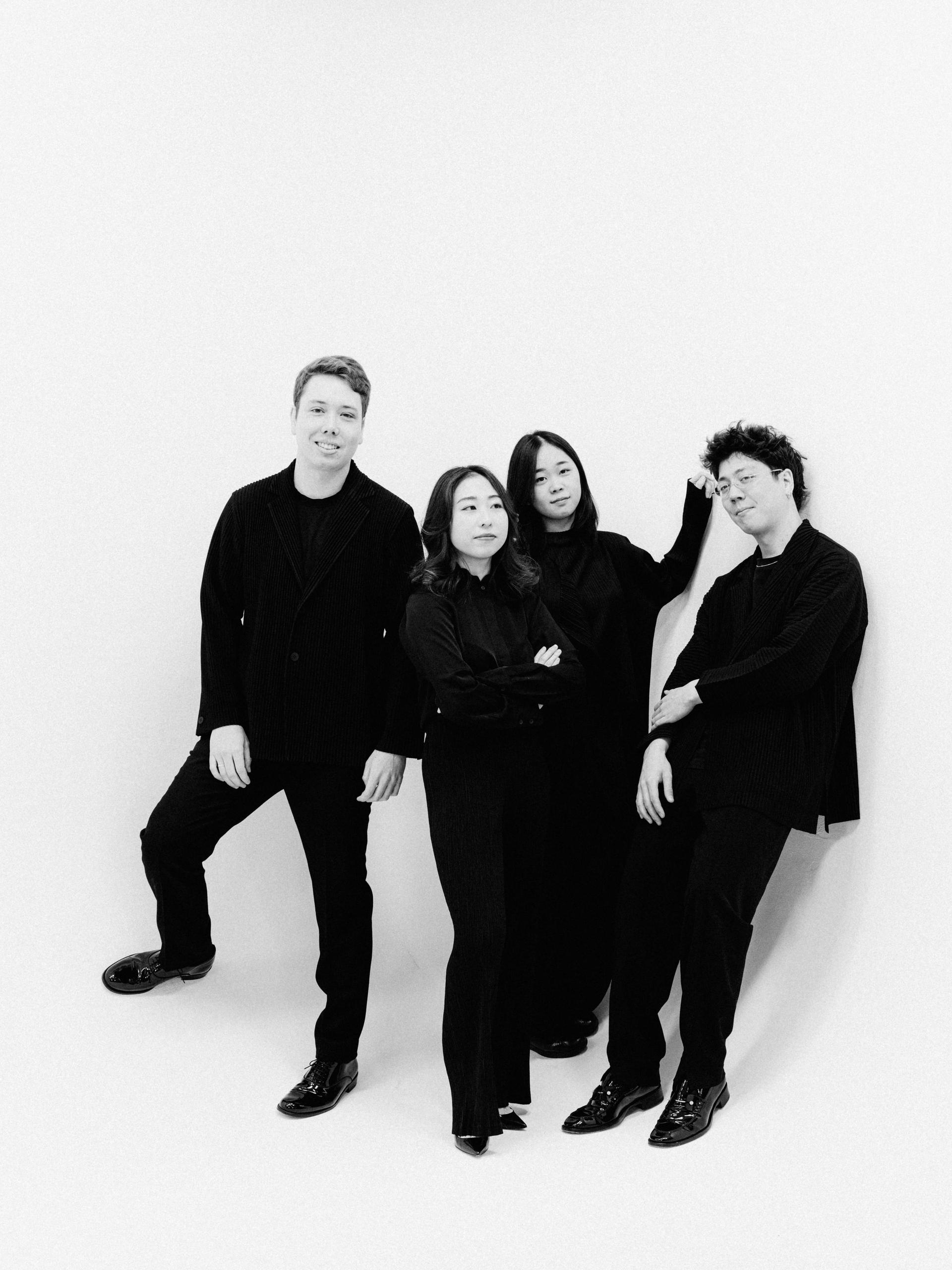 Leonkoro Quartet poseert met hun instrumenten