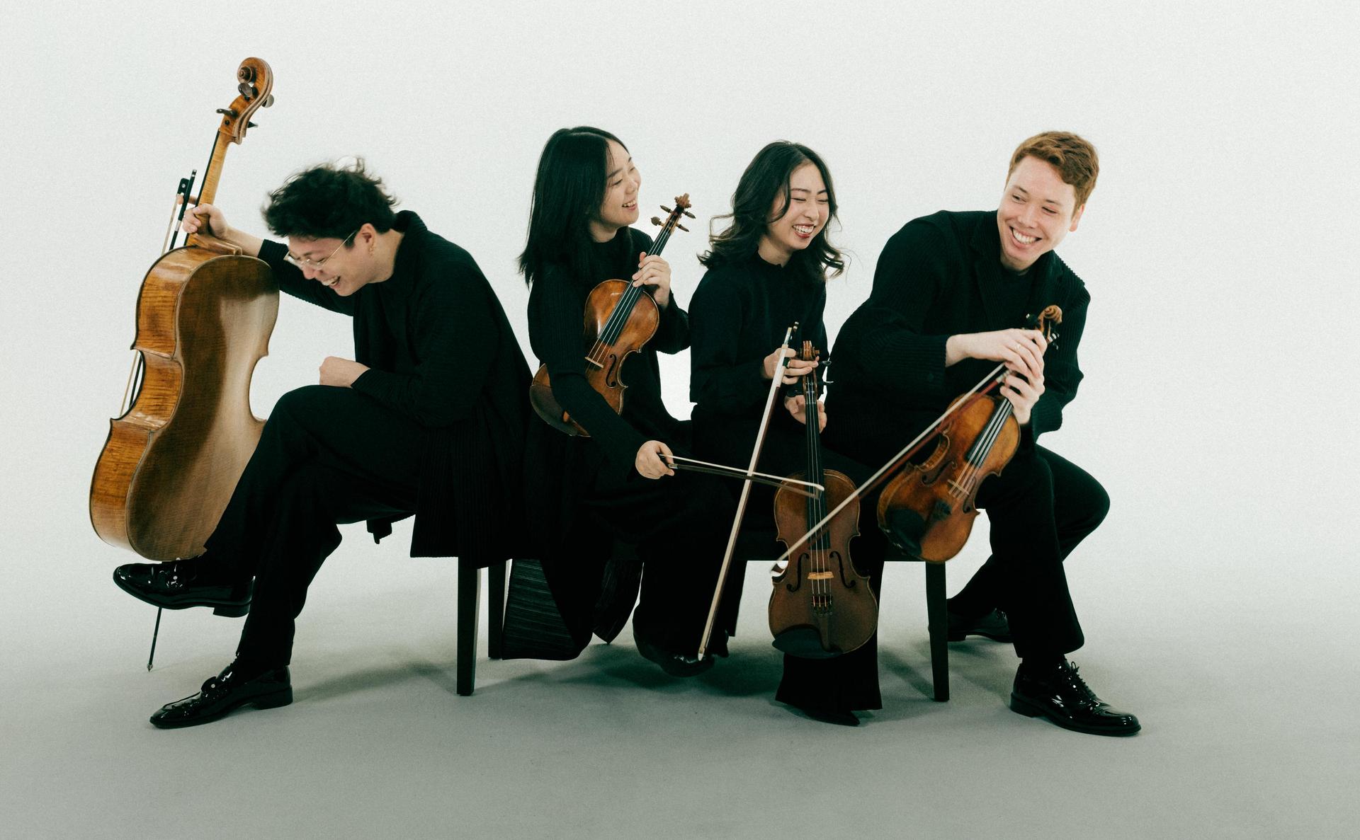 Leonkoro Quartet poseert met hun instrumenten