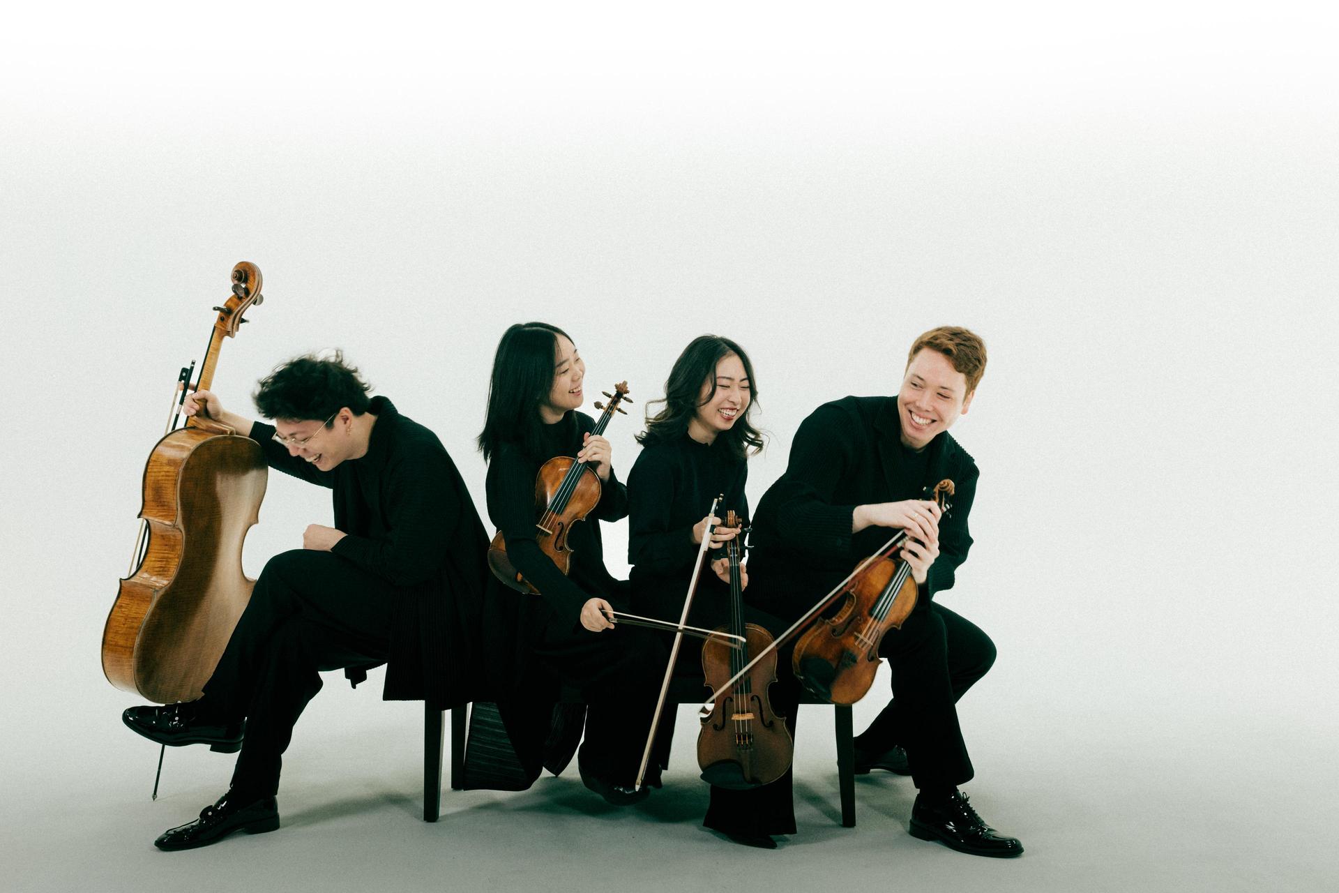 Leonkoro Quartet poseert met hun instrumenten