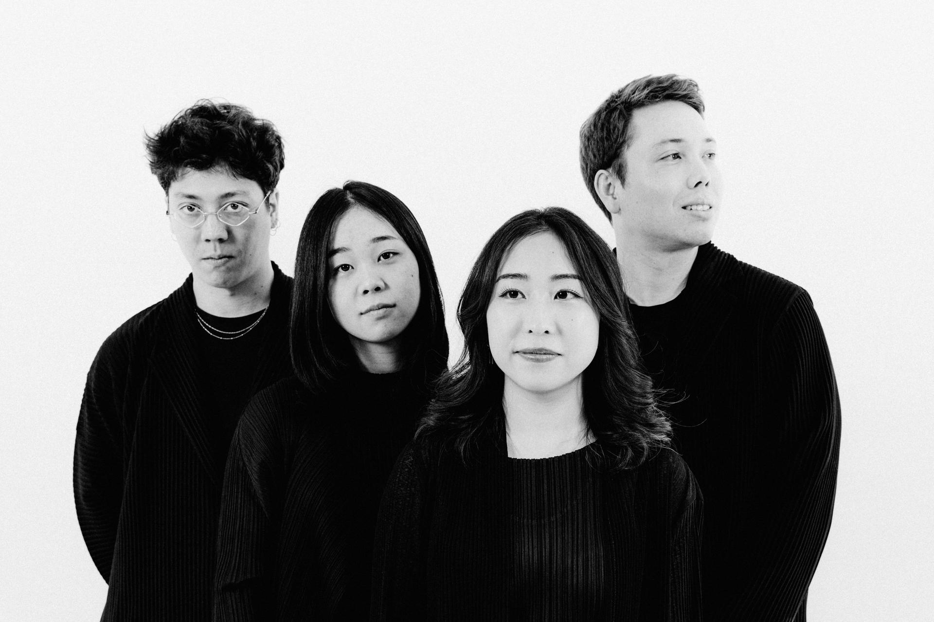 Leonkoro Quartet poseert met hun instrumenten
