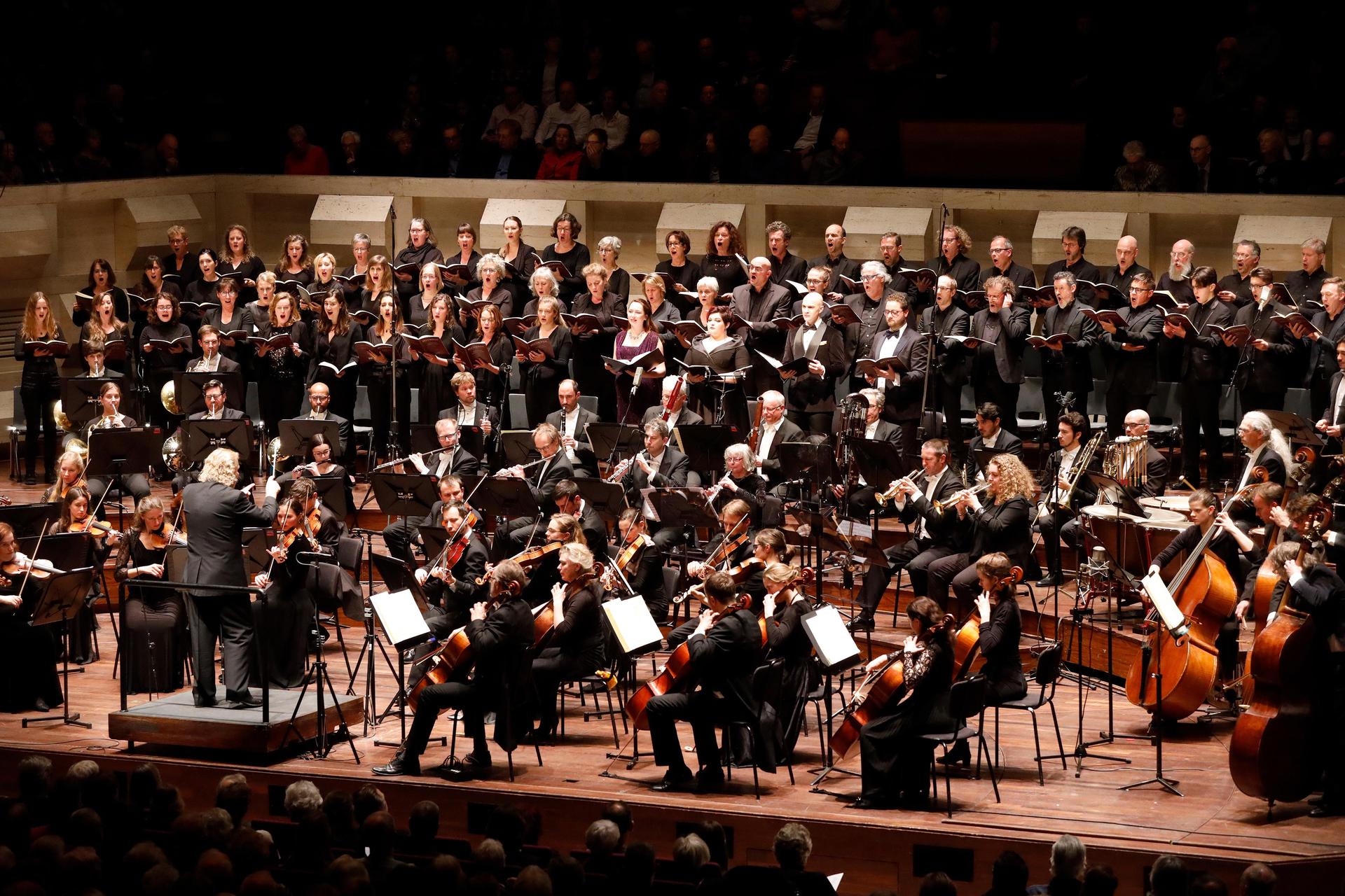 Sinfonia Rotterdam speelt op het podium