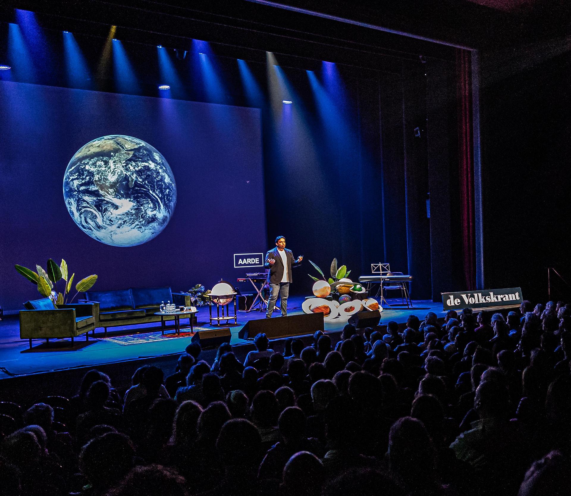 Ondertussen in de Kosmos - Theatercollege Tonie Mudde en gasten