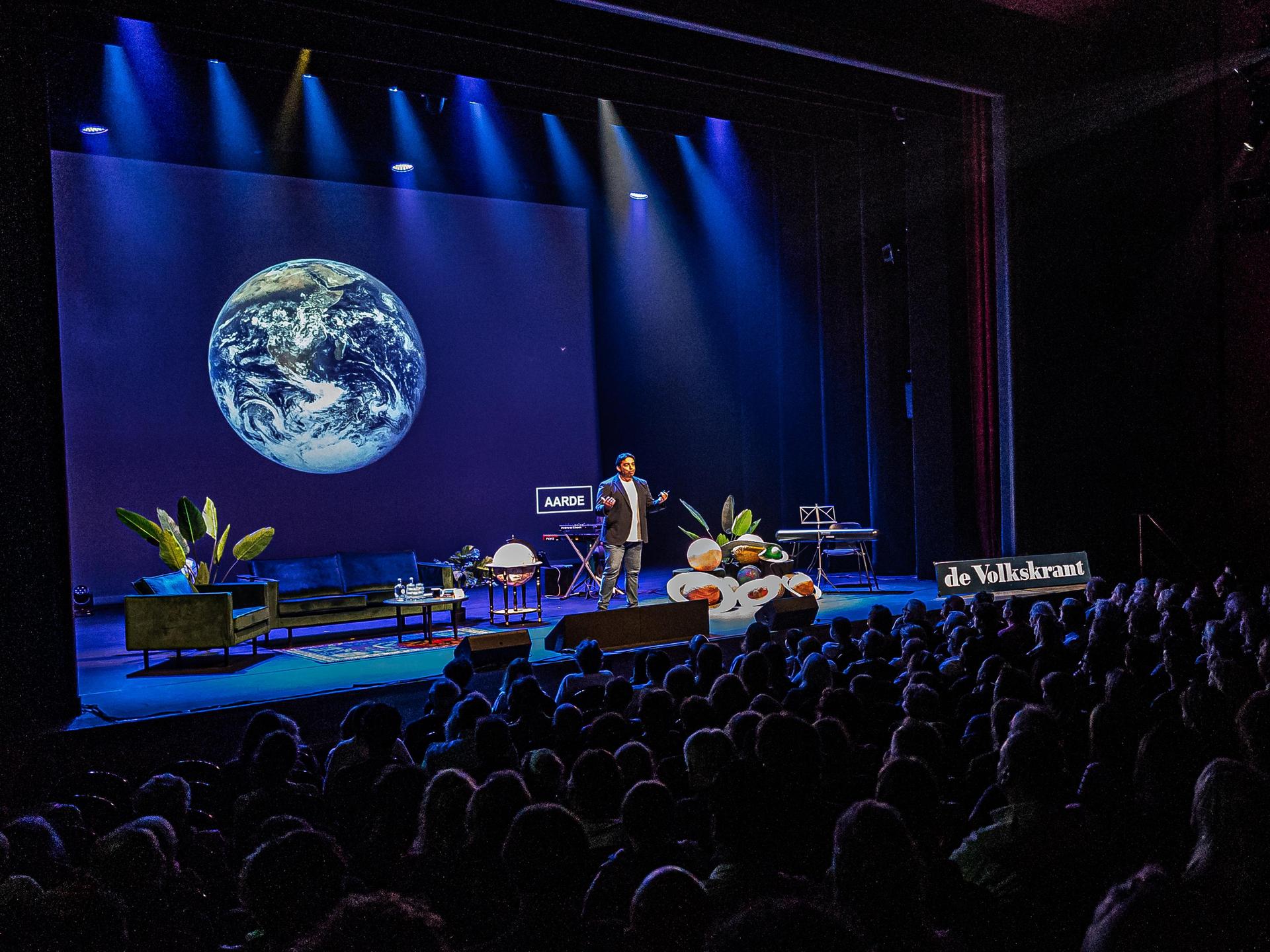 Scenefoto's Ondertussen in de Kosmos