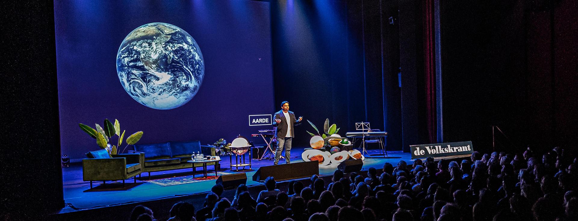 Scenefoto's Ondertussen in de Kosmos