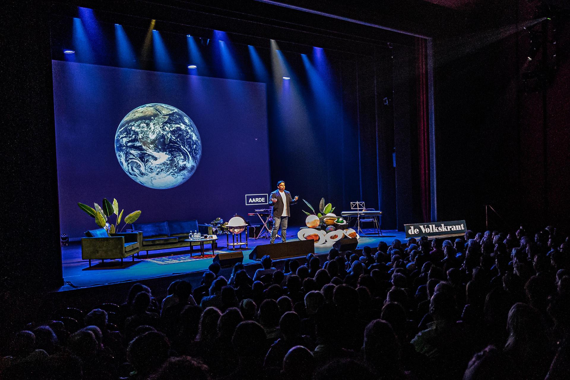 Scenefoto's Ondertussen in de Kosmos