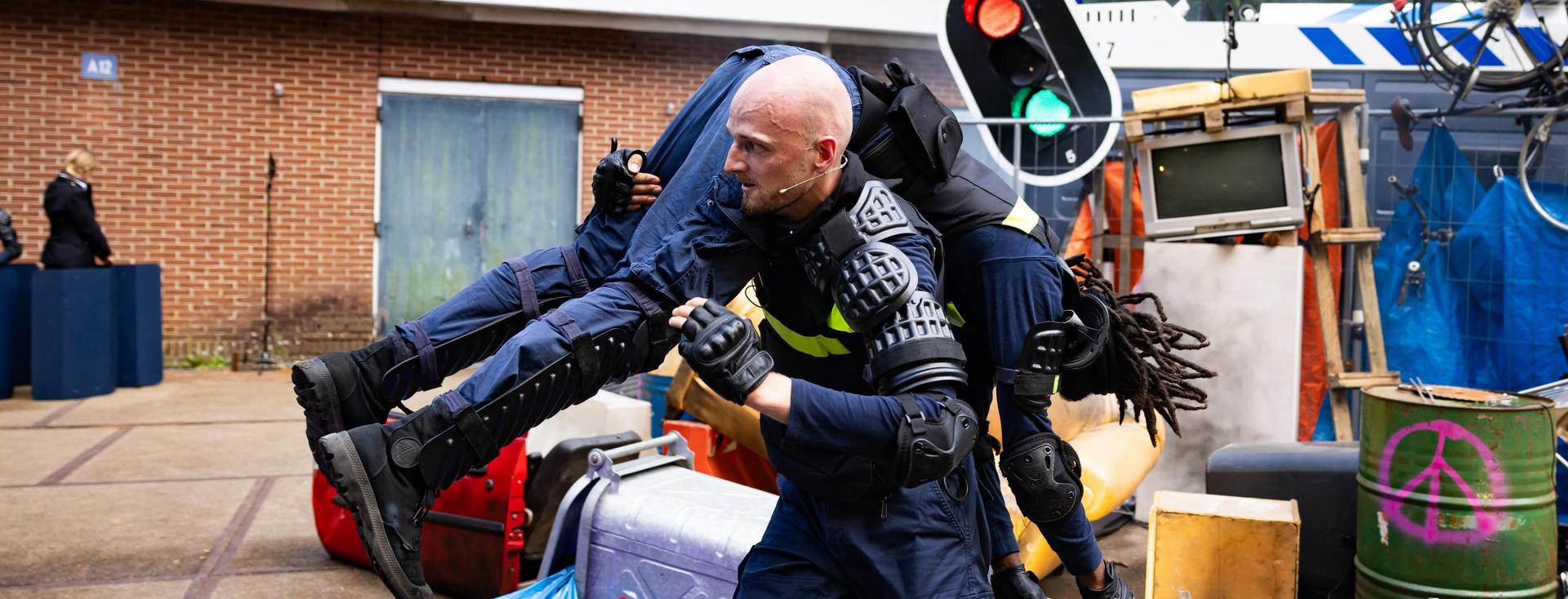 Scenefoto's CONTRA