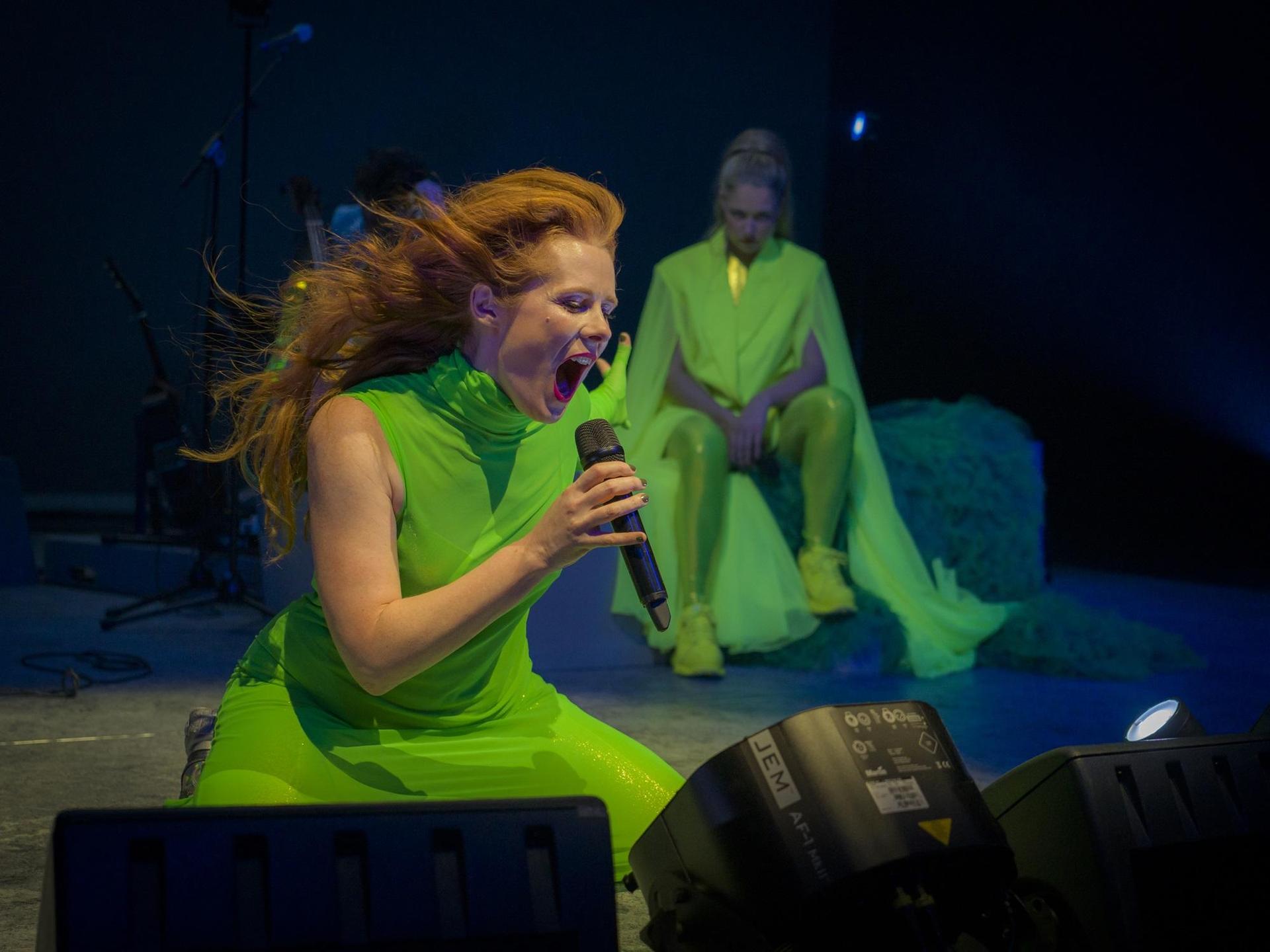 Scenefoto's Yentl en de Boer Modderkruiper