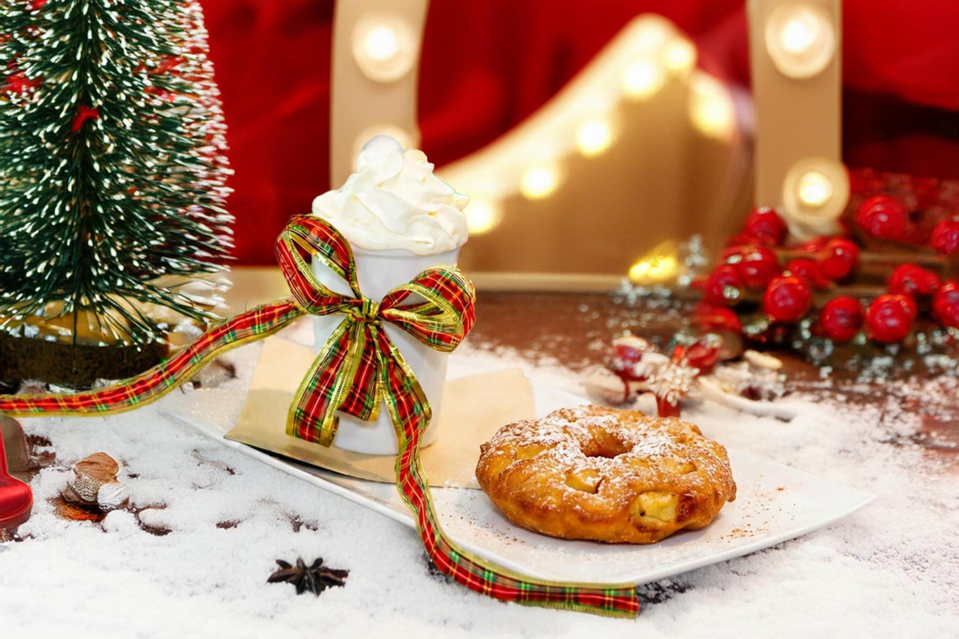Christmas Treat met warme chocolademelk en slagrom en marshmallows en een appelbeignet.