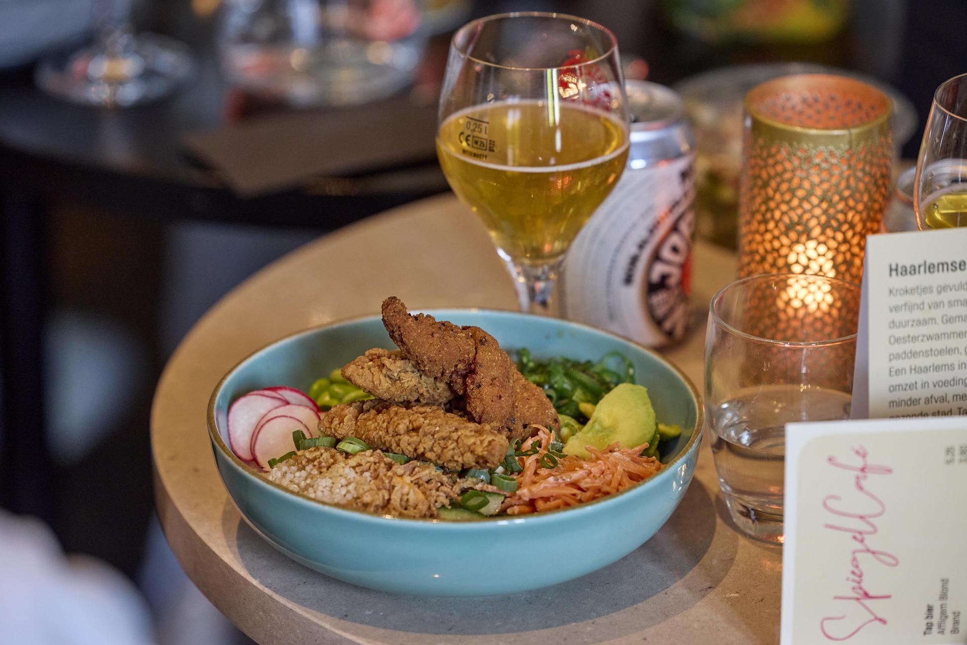 Crispy Poke Bowl special geserveerd in het Spiegelcafé