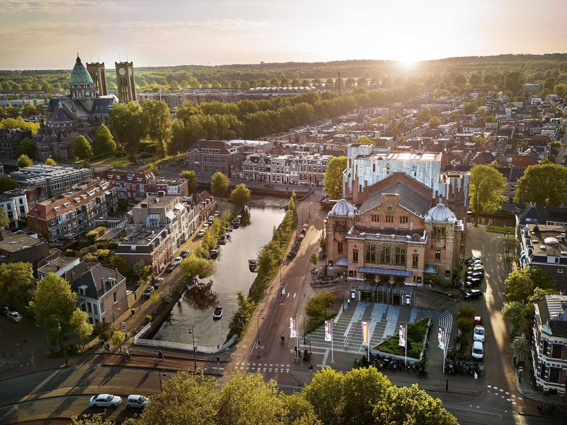 De Stadsschouwburg aan de buitenkant