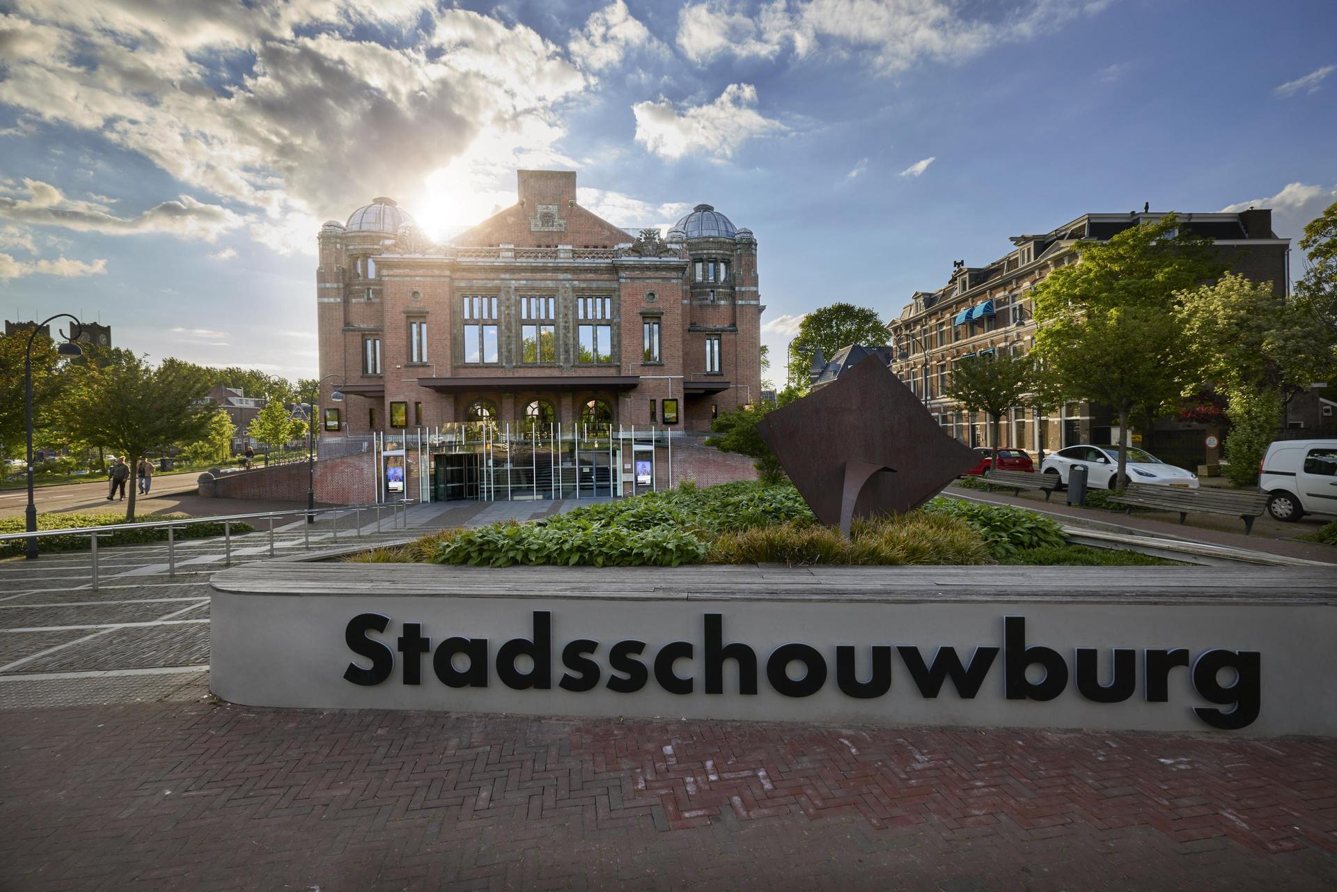 Stadsschouwburg in de avondzon