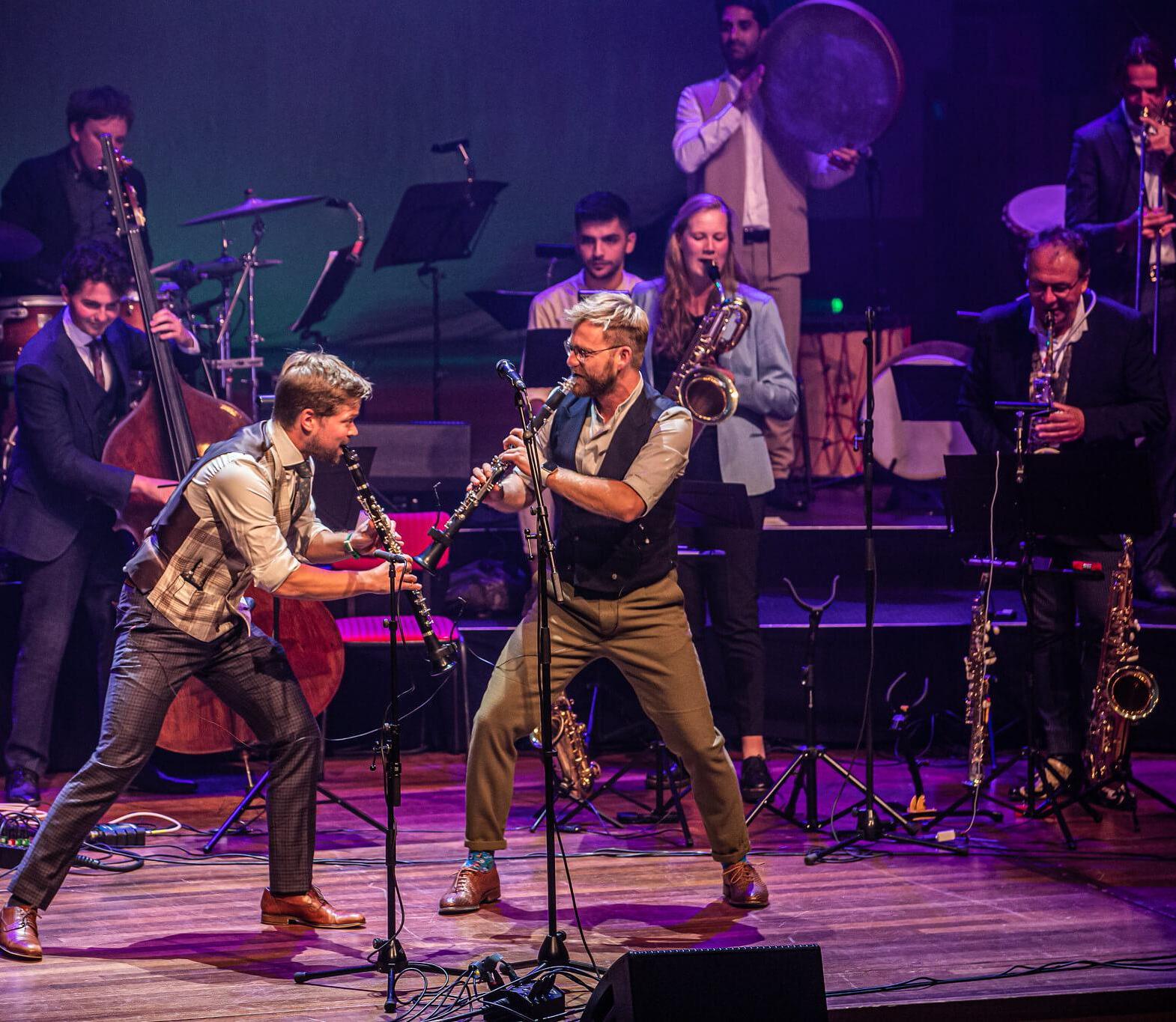 Nederlands Blazers Ensemble & Gregory Shaggy - Voetjes van de vloer!