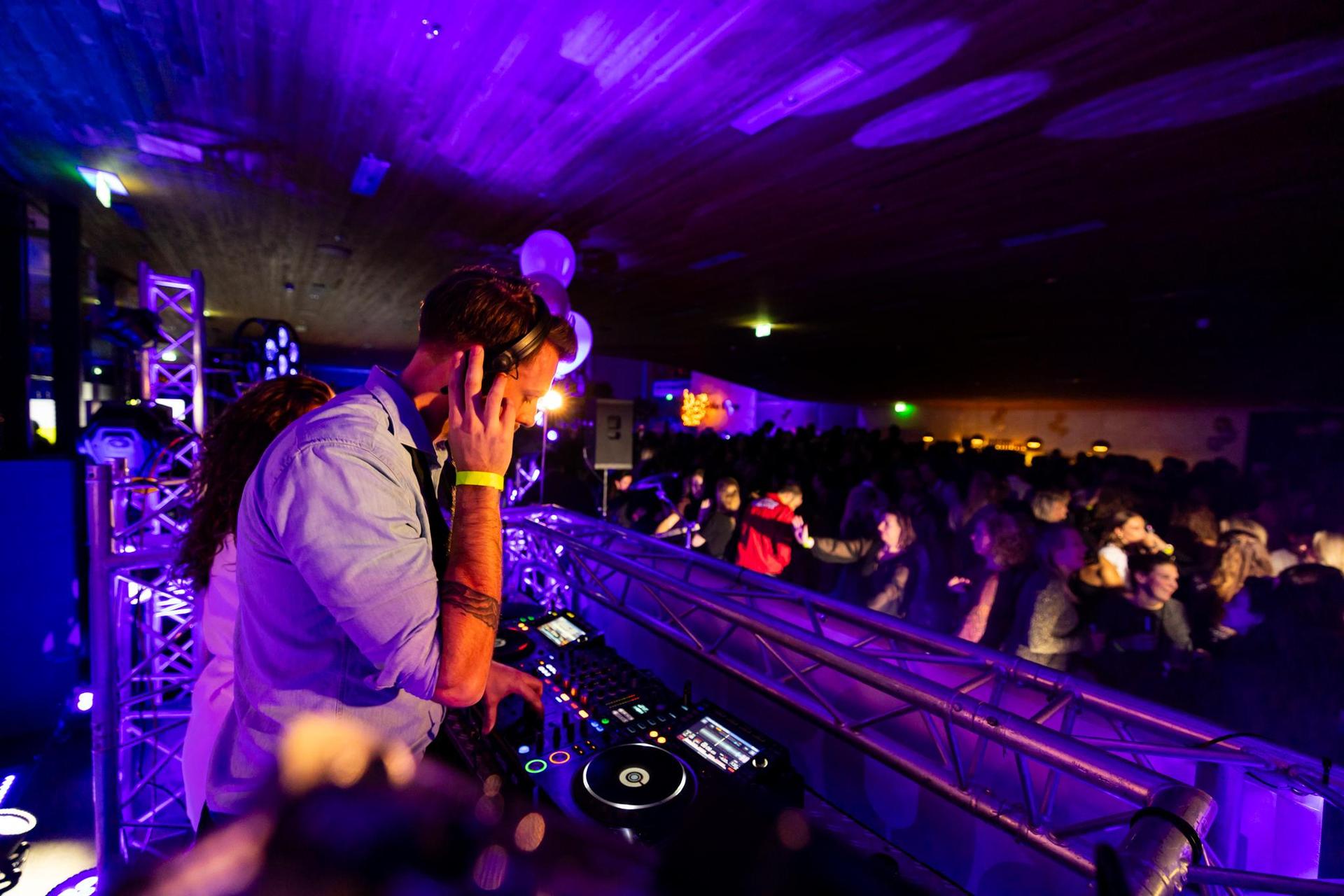 DJ op het feest van BORRLS in de Grote Foyer bij PHIL Haarlem