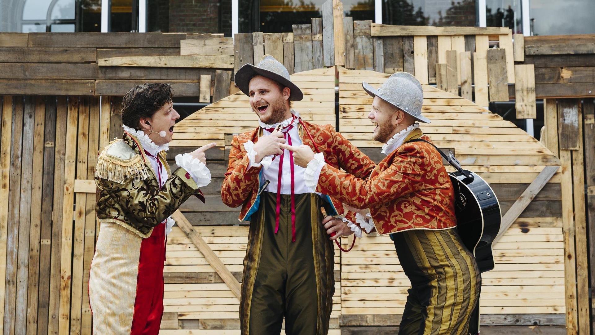 Drie acteurs met elkaar in dialoog in zomerproductie 'Kenau XL'