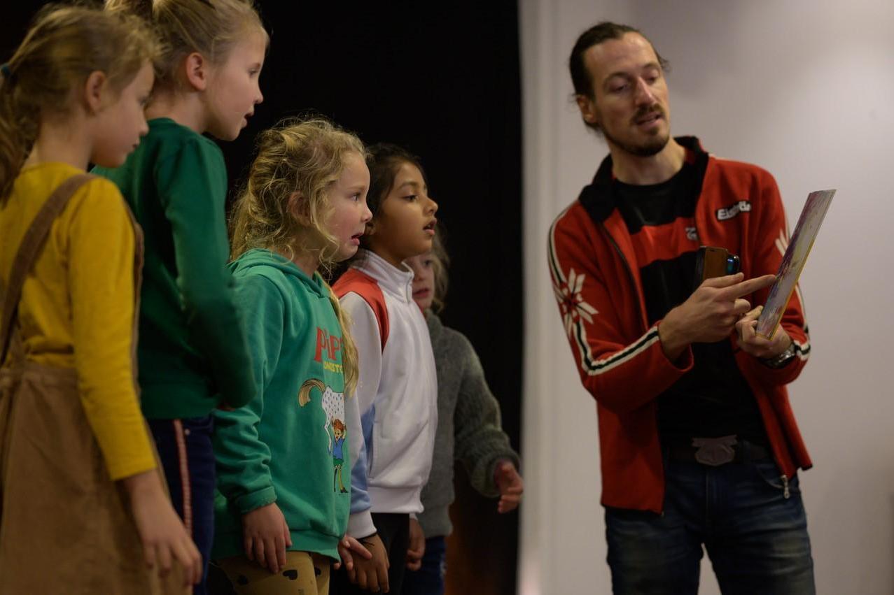 Kinderen krijgen dramales en oefenen uitdrukkingen