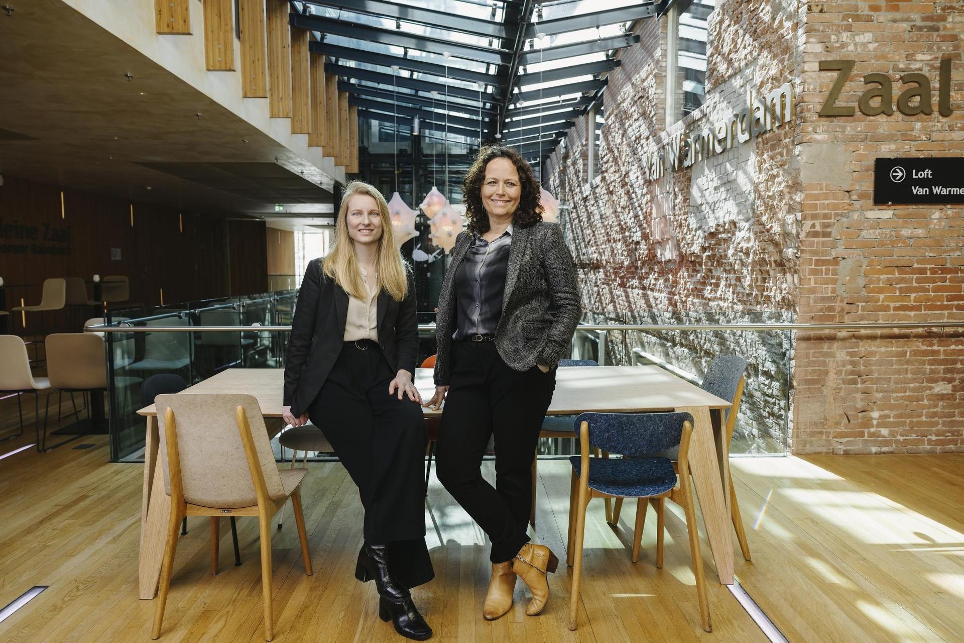 Floor en Meggy van de afdeling zakelijke verhuur van Stadsschouwburg en PHIL Haarlem