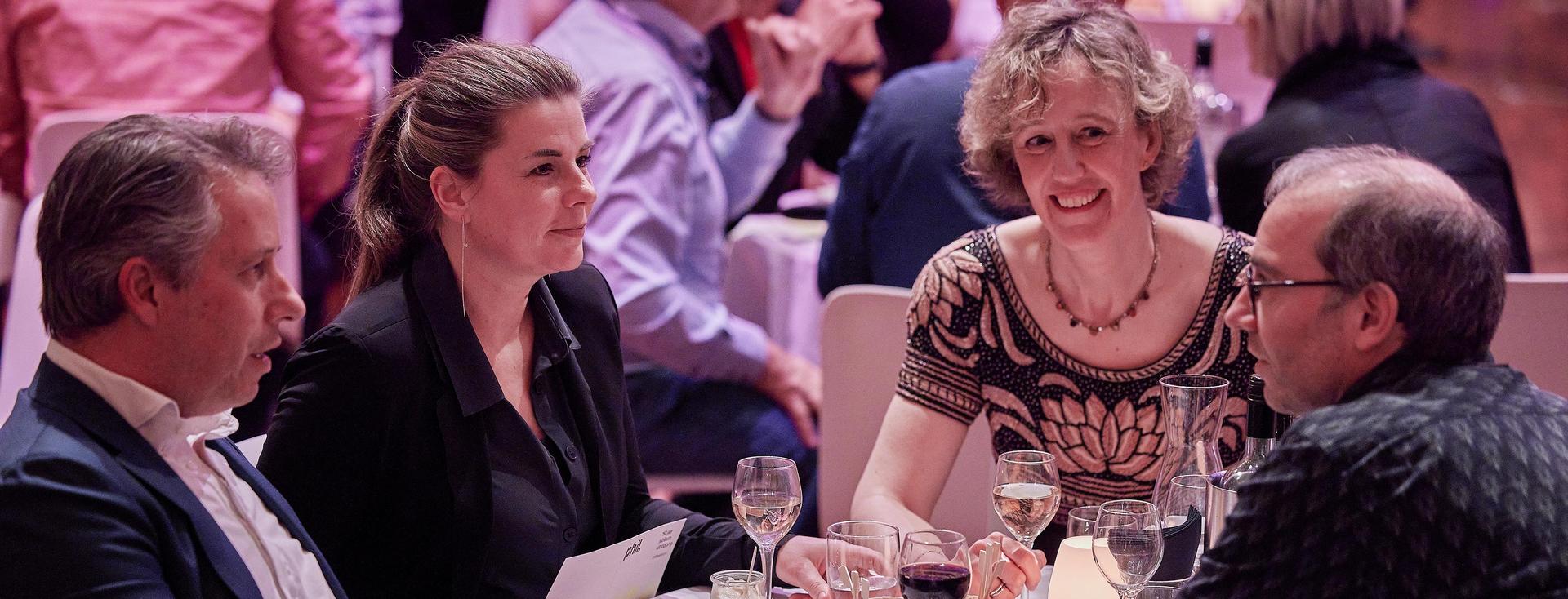 Founders samen in gesprek aan een tafel