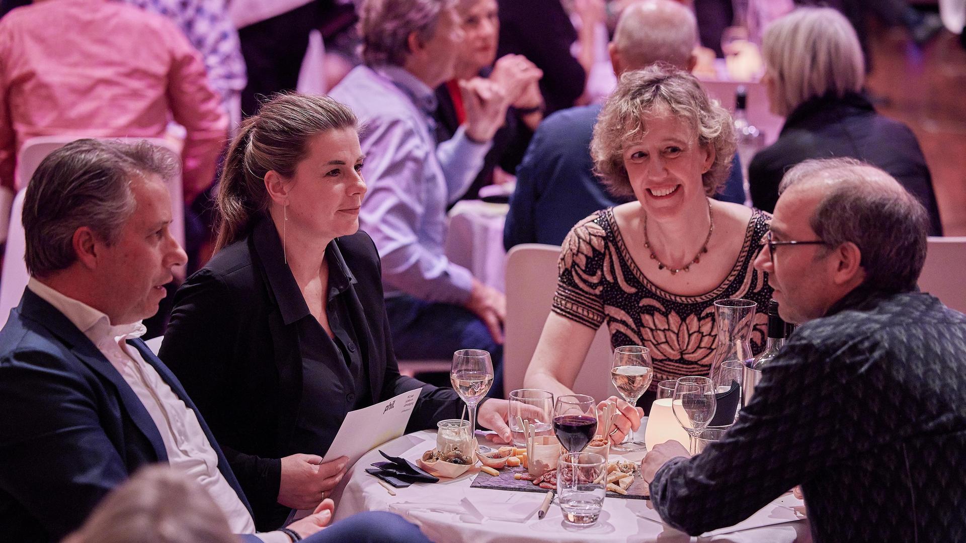 Founders samen in gesprek aan een tafel