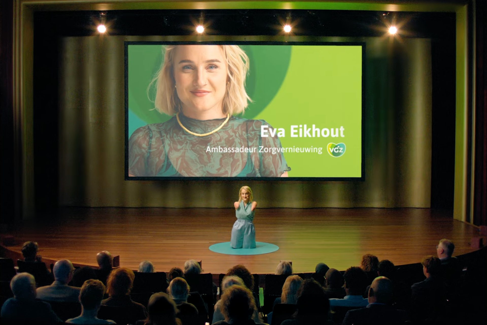 Opnames VGZ reclame met Eva Eikhout op het podium in de Kleine Zaal van PHIL Haarlem
