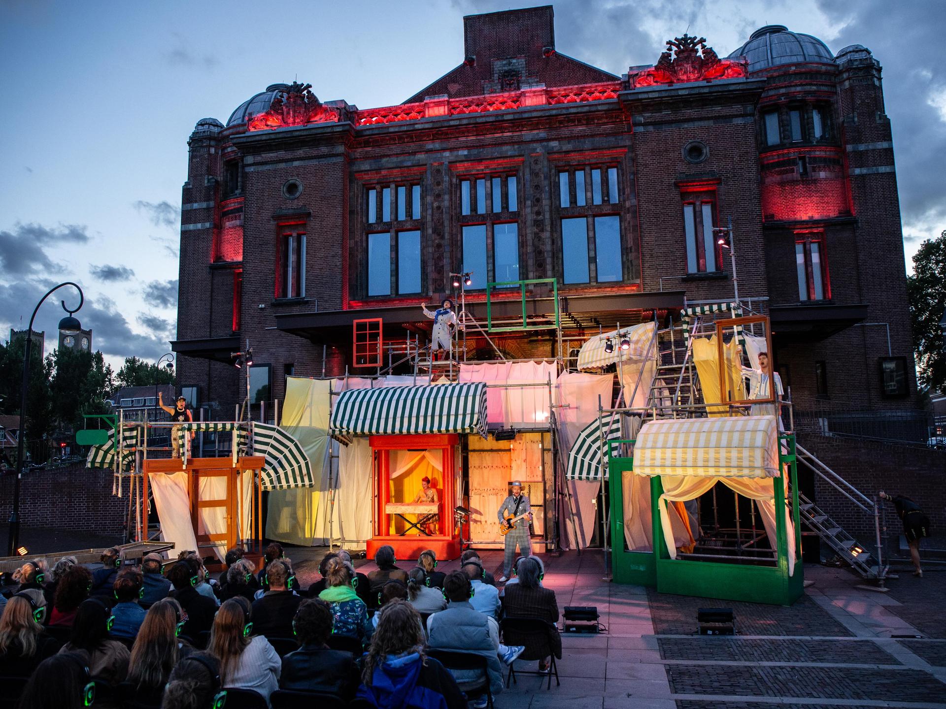 Zomervoorstelling 'Gelato Vendetta' tegen de achtergrond van de gevel van de Stadsschouwburg