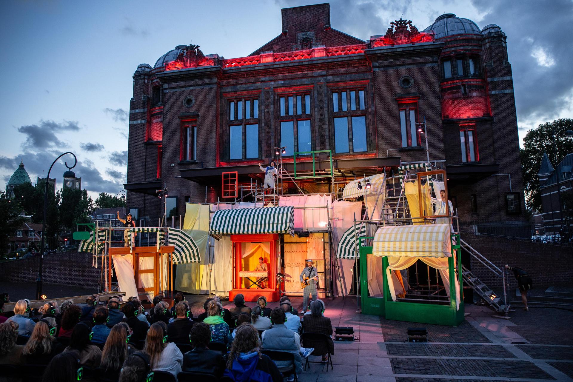Zomervoorstelling 'Gelato Vendetta' tegen de achtergrond van de gevel van de Stadsschouwburg