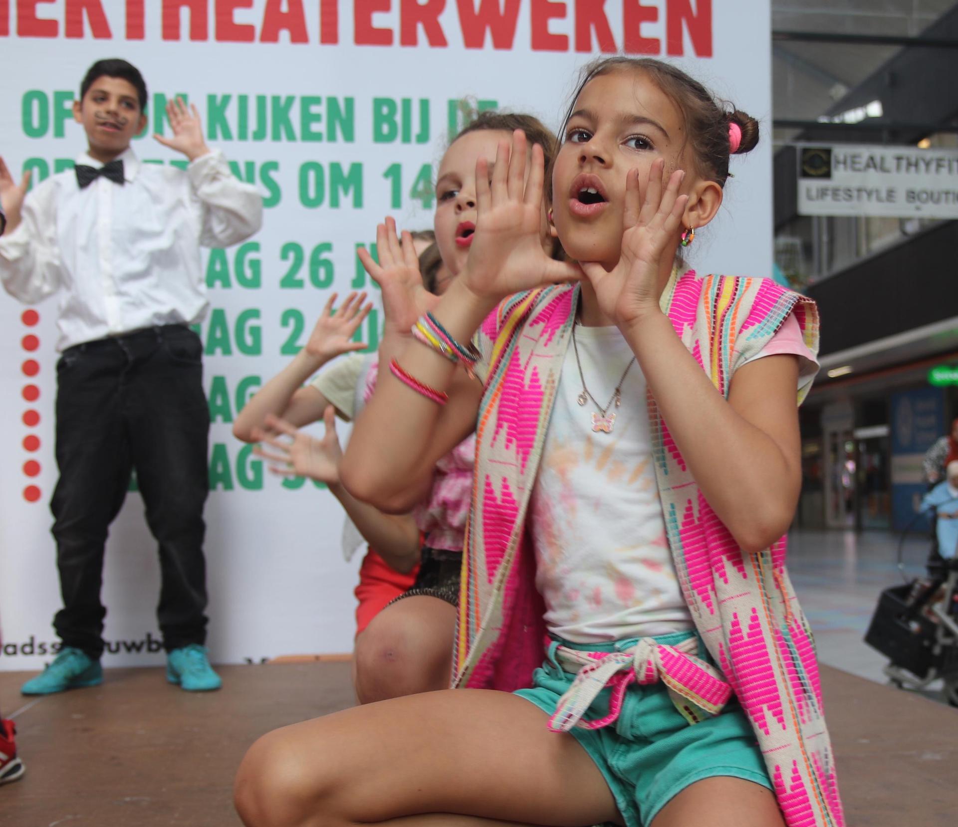 Kind op podium in het muziektheaterkamp