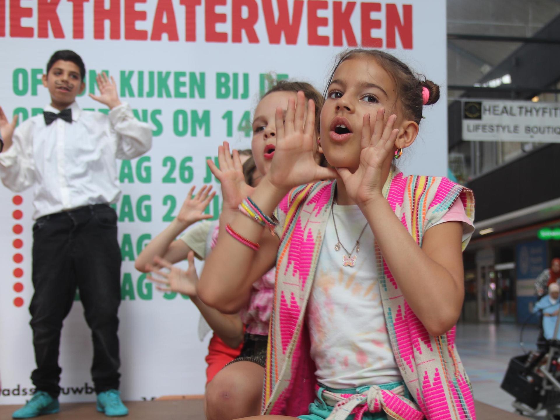 Kind op podium in het muziektheaterkamp