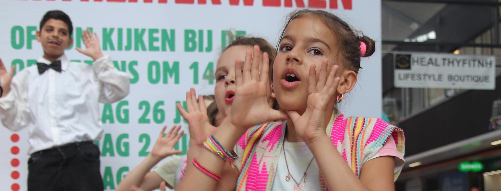 Kind op podium in het muziektheaterkamp