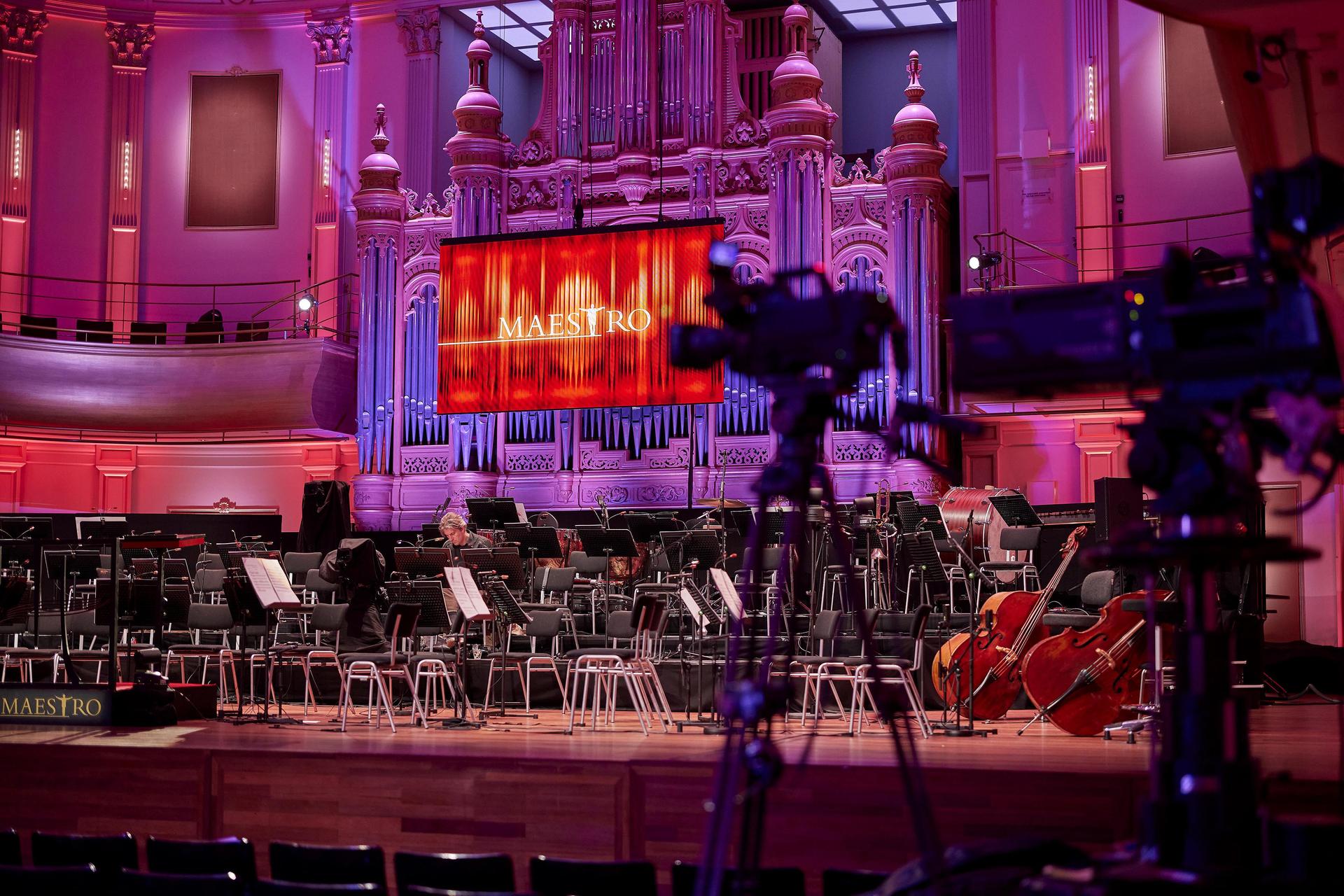 Podium Grote Zaal van muziekhuis en evenementenlocatie PHIL Haarlem bij opnames tv programma Maestro