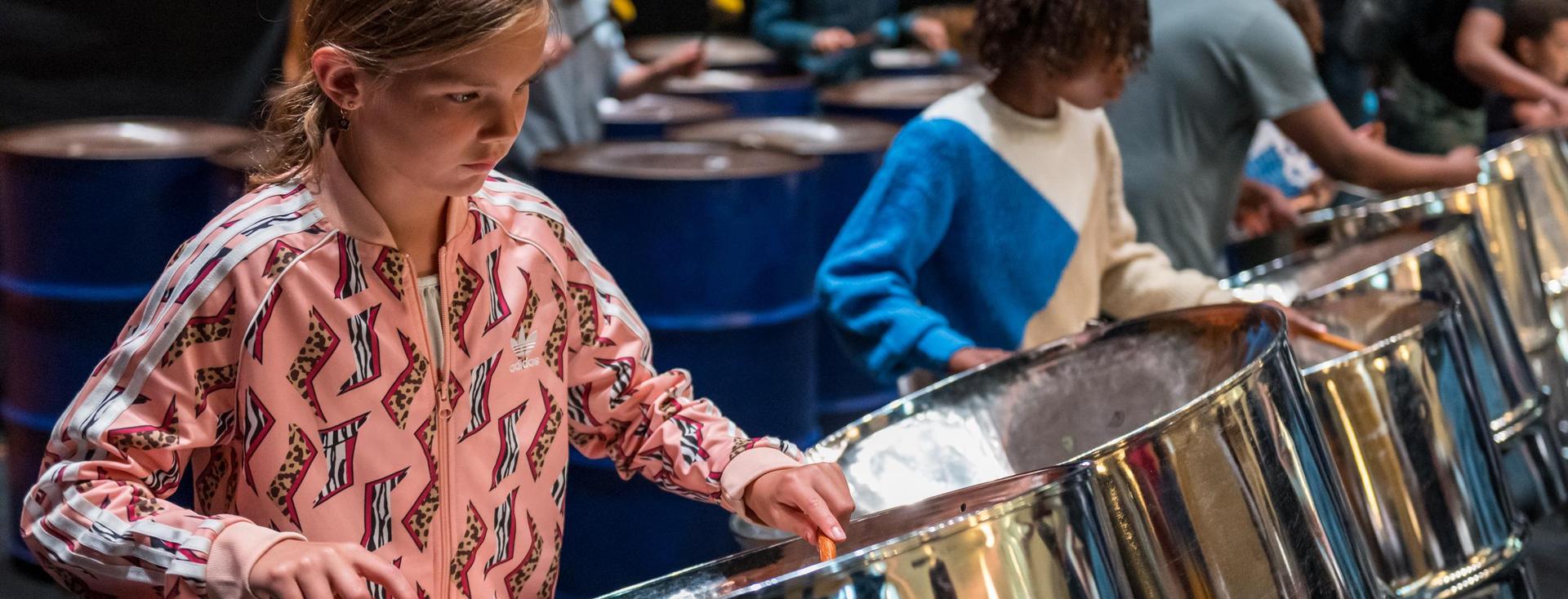 Meisje bespeelt een steeldrum