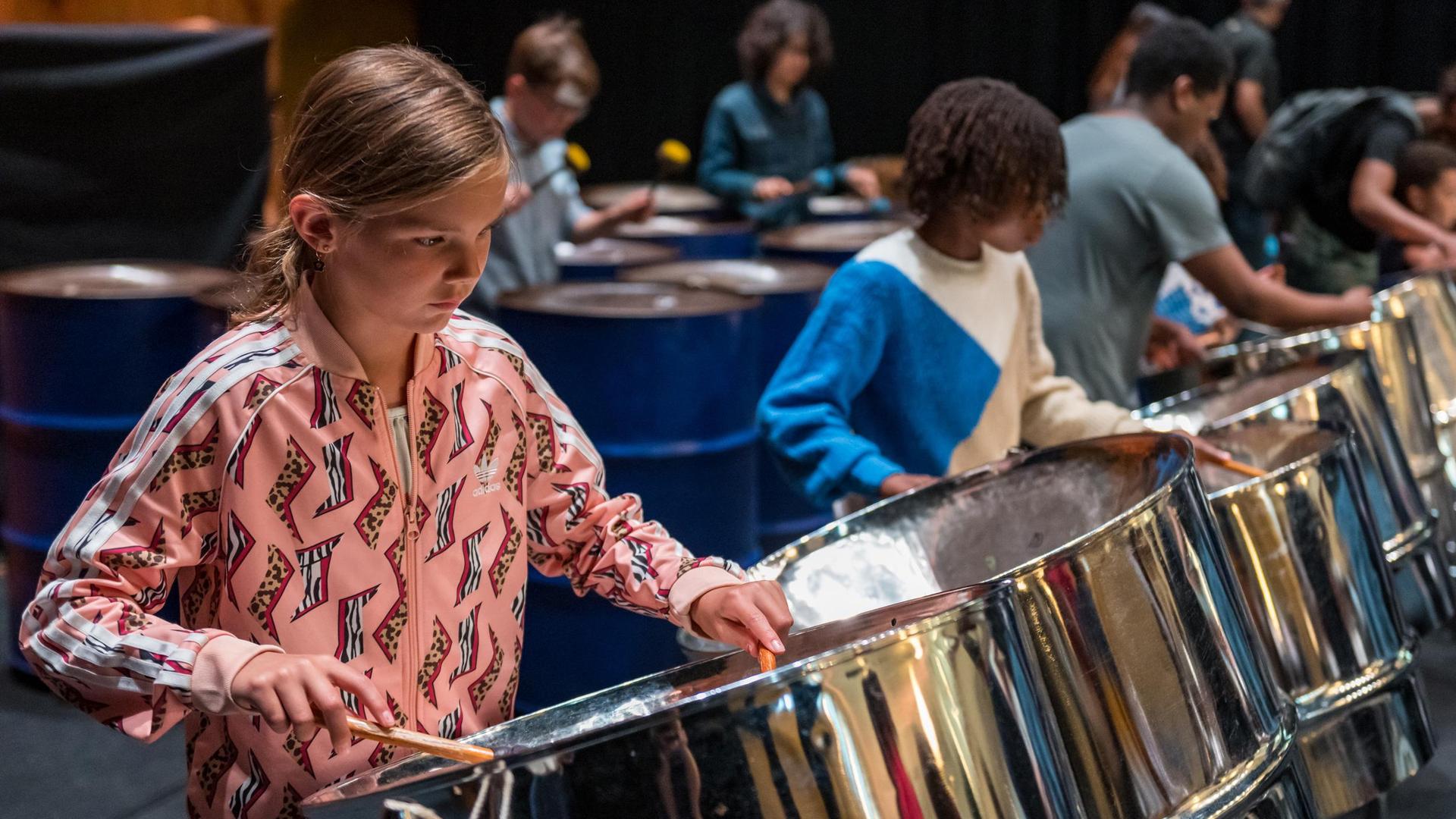 Meisje bespeelt een steeldrum